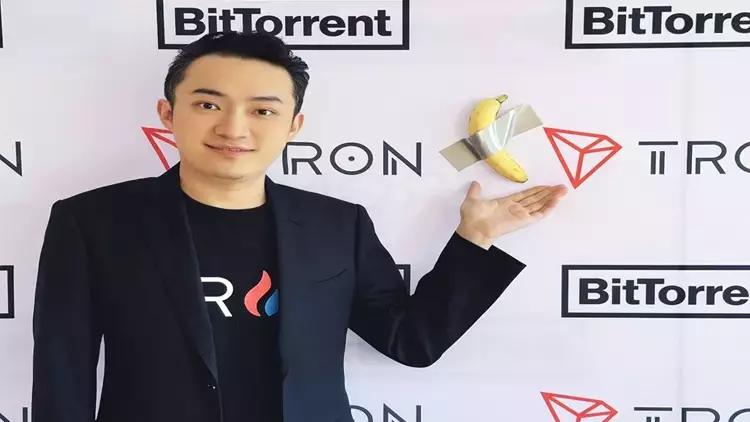 Justin Sun, 6.2 Milyon Dolara Aldığı Muz Eserini Yedi (2)