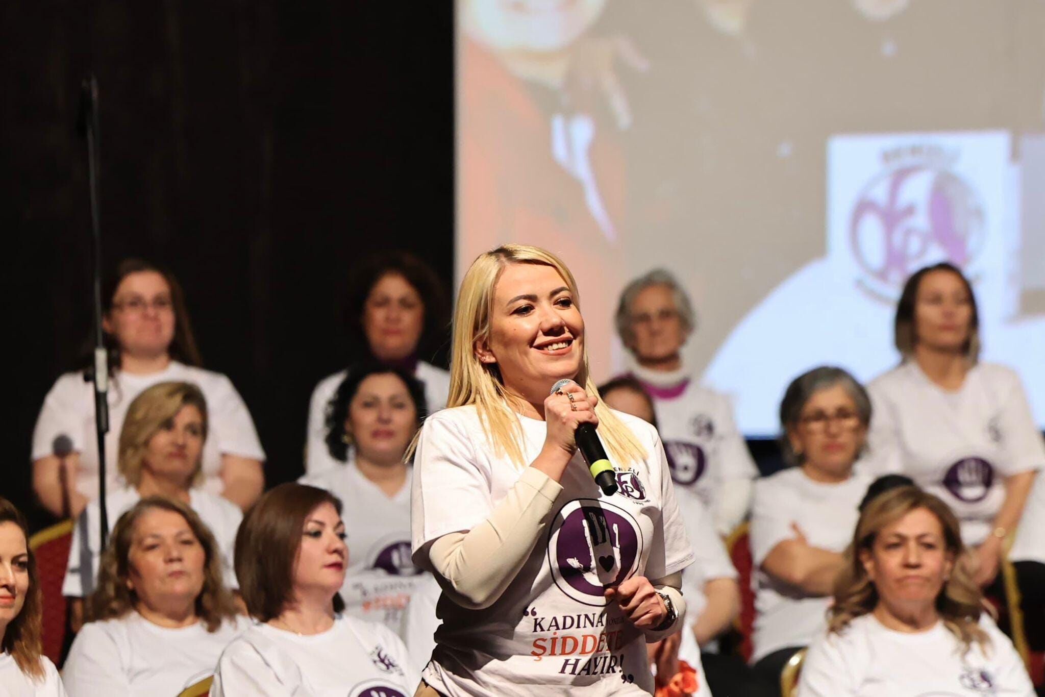 Kadinlarin Performansi Ayakta Alkişlandi (4)