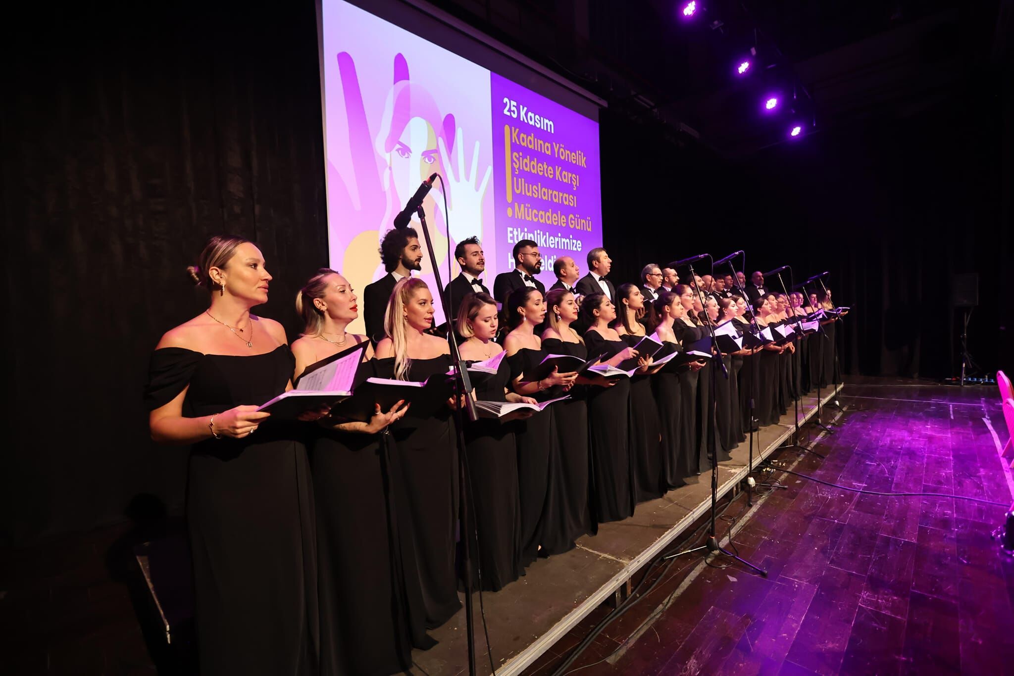 Kadinlarin Performansi Ayakta Alkişlandi (8)
