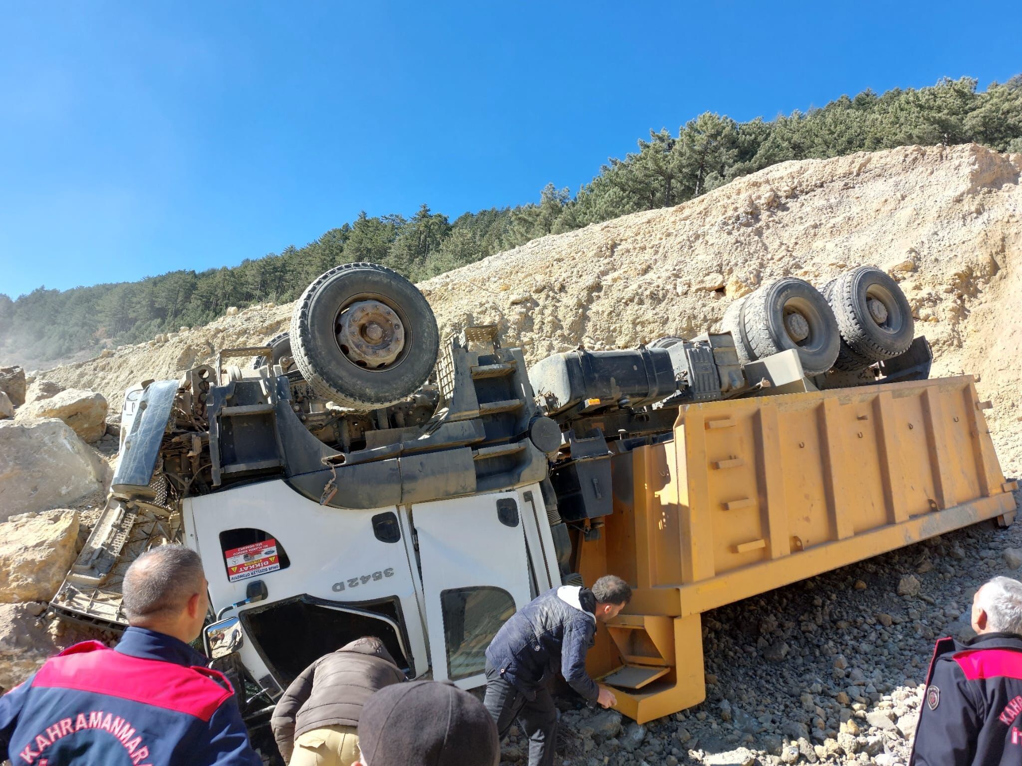 Kahramanmaraş’ta Hafriyat Kamyonu Devrildi Sürücü Yaralı (3)