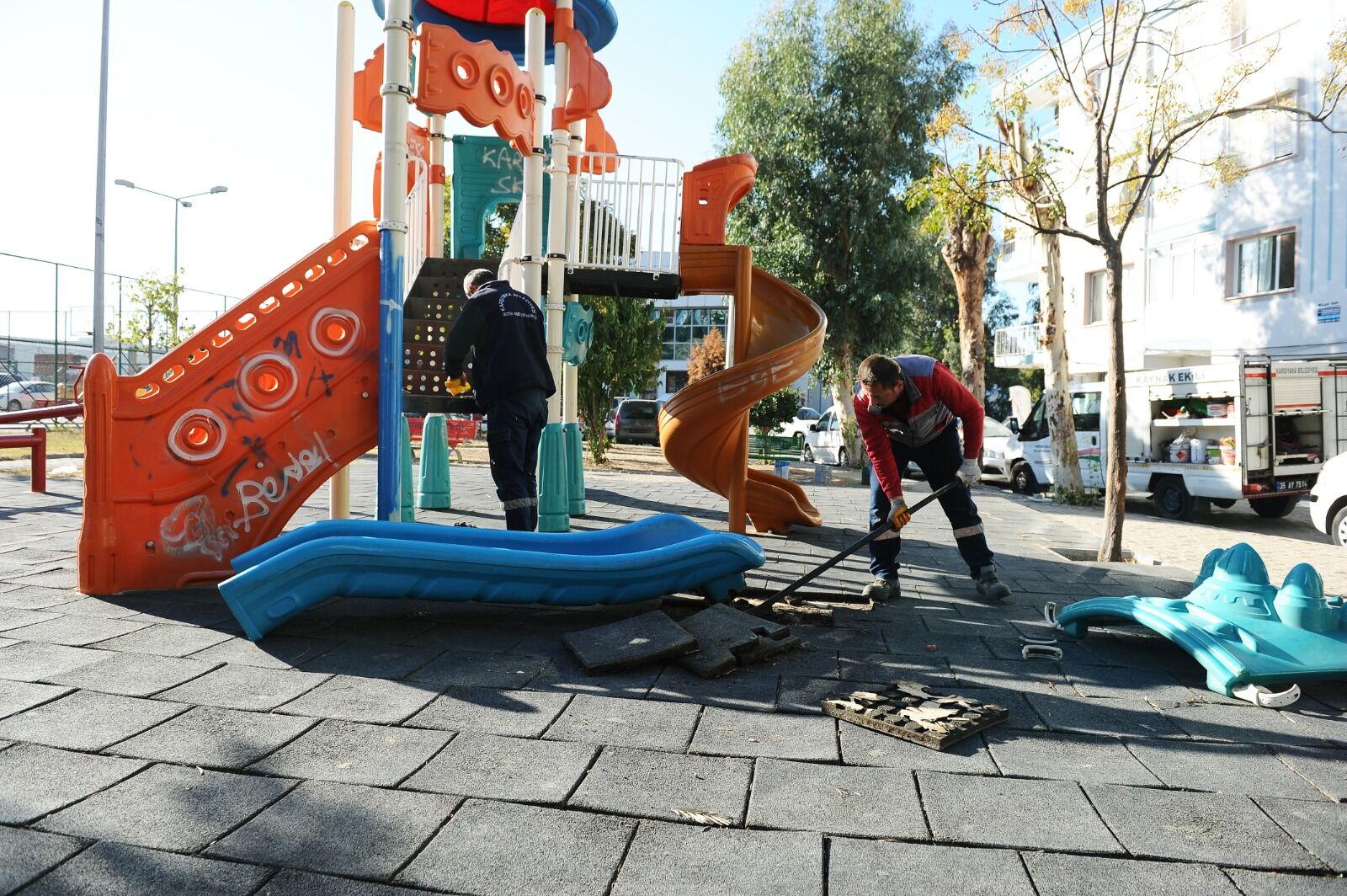 Karşıyaka Belediyesi, 1 Ayda 100’Den Fazla Parkı Modernize Etti (2)