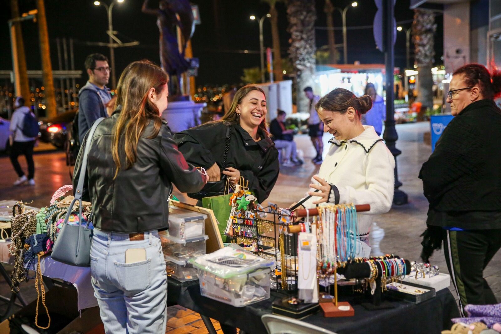 Karşıyaka’da El Emeği Gece Pazarı 160 Kadına Destek Oldu (3)