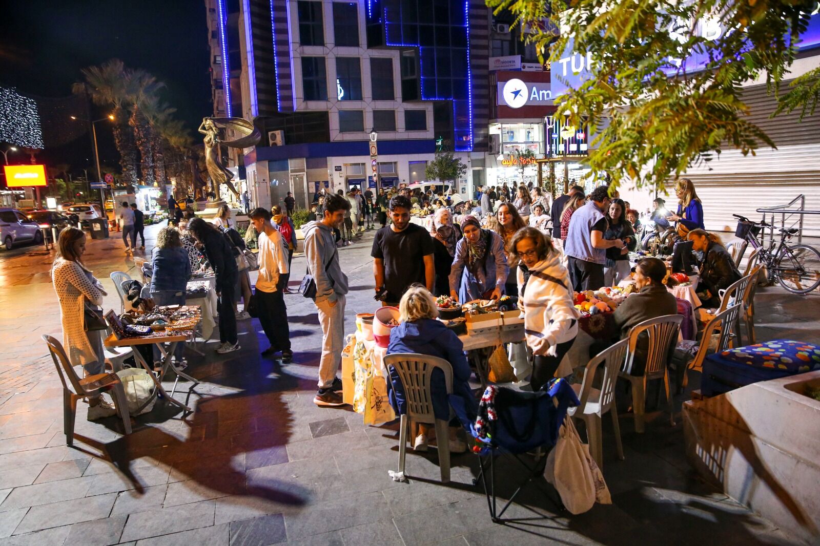 Karşıyaka’da El Emeği Gece Pazarı 160 Kadına Destek Oldu (4)