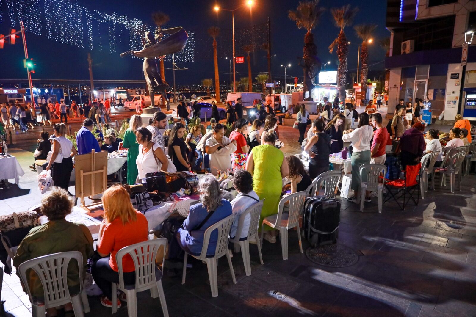 Karşıyaka’da El Emeği Gece Pazarı 160 Kadına Destek Oldu (5)