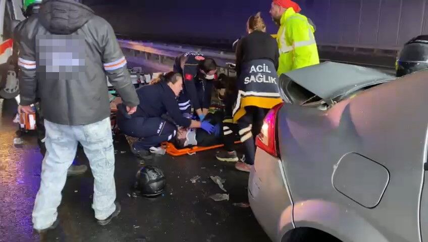 Kocaeli D 100’De Peş Peşe Kazalar Motosiklet Sürücüsü Ağır Yaralandı (1)