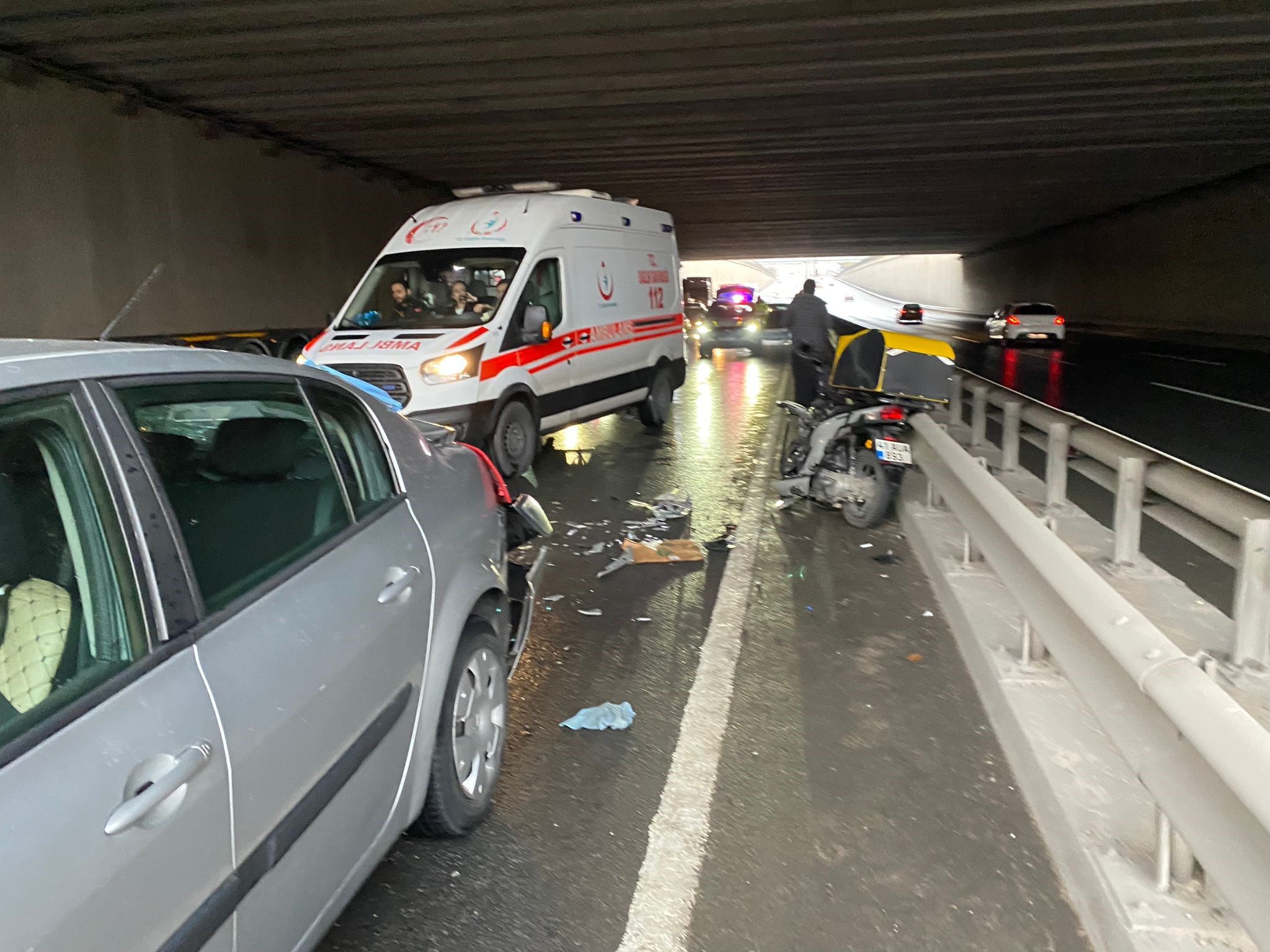Kocaeli D 100’De Peş Peşe Kazalar Motosiklet Sürücüsü Ağır Yaralandı (2)