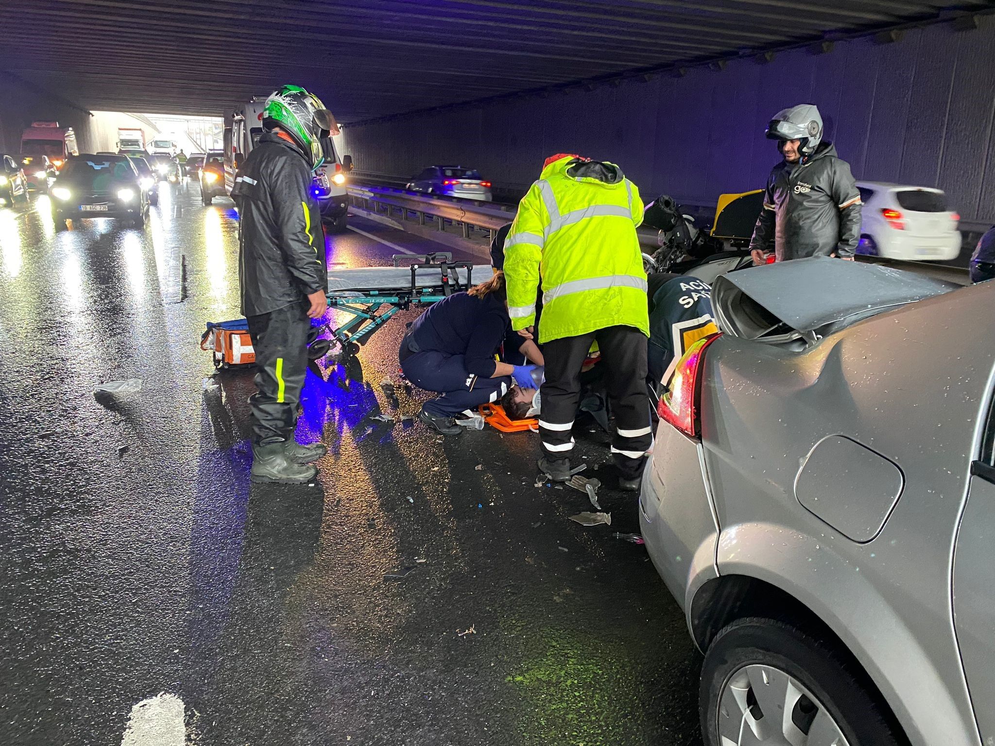 Kocaeli D 100’De Peş Peşe Kazalar Motosiklet Sürücüsü Ağır Yaralandı (3)