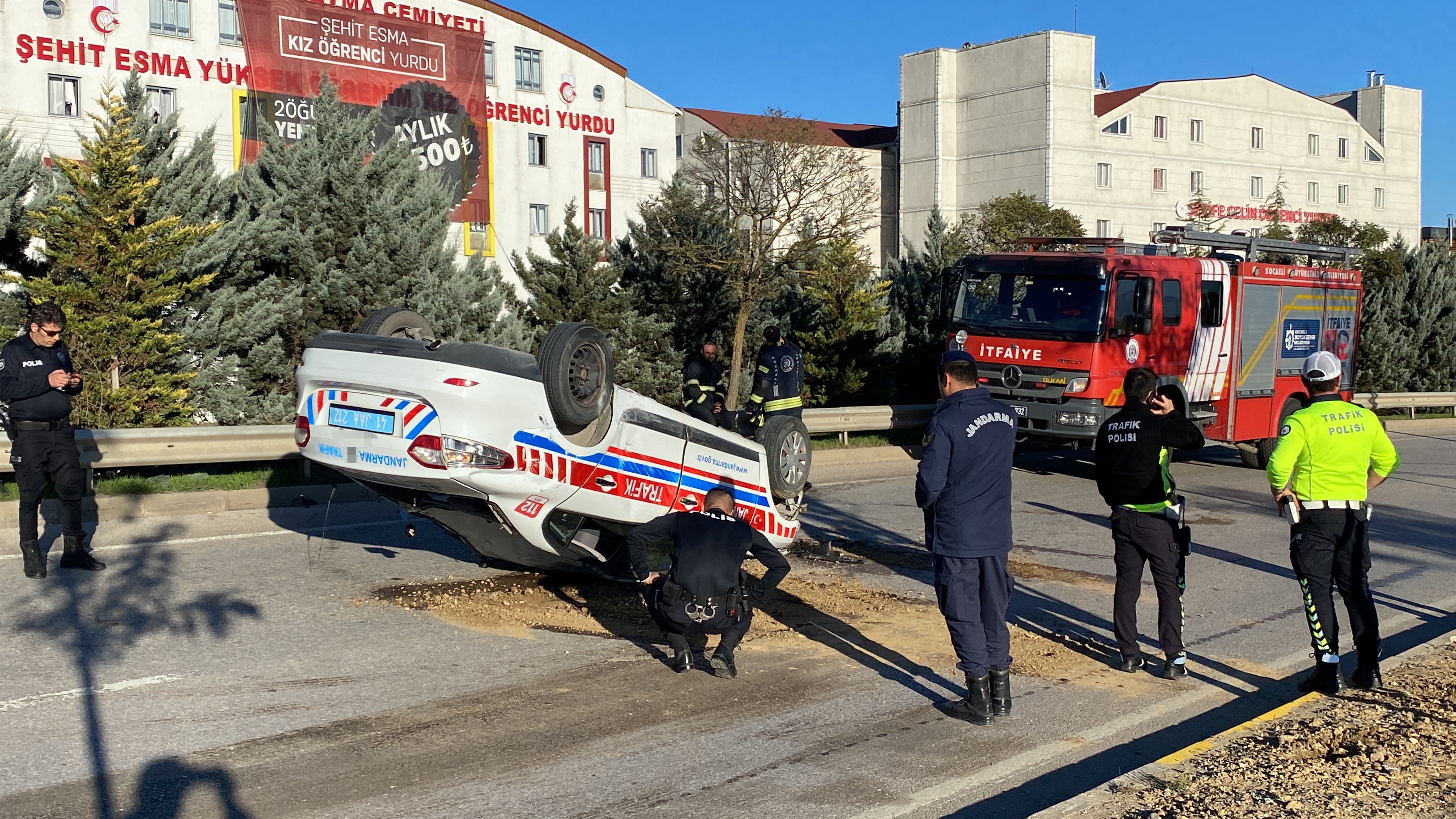 Kocaeli'de Jandarma Aracı Aydınlatma Direğine Çarptı 2 Yaralı (1)