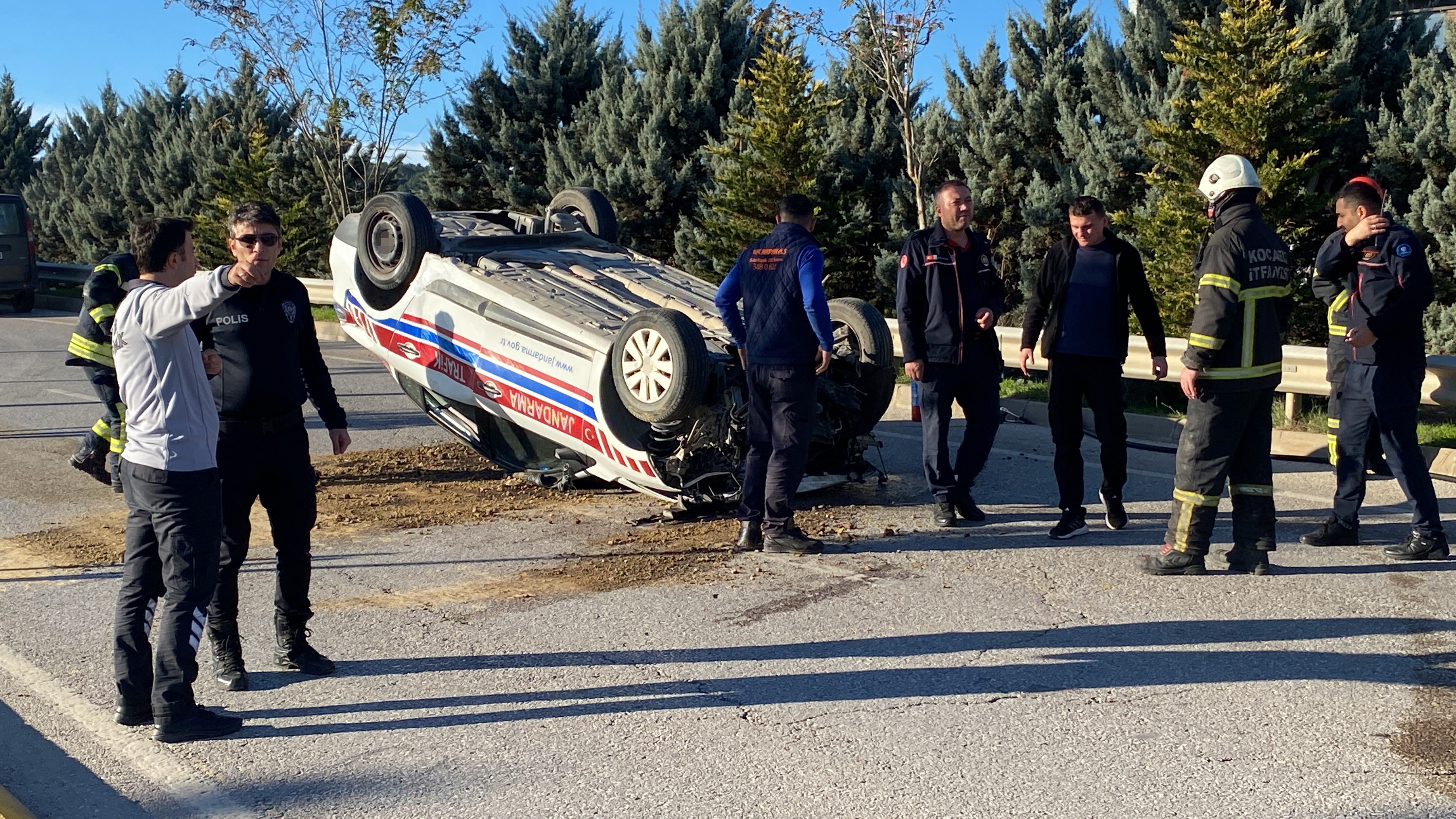 Kocaeli'de Jandarma Aracı Aydınlatma Direğine Çarptı 2 Yaralı (5)