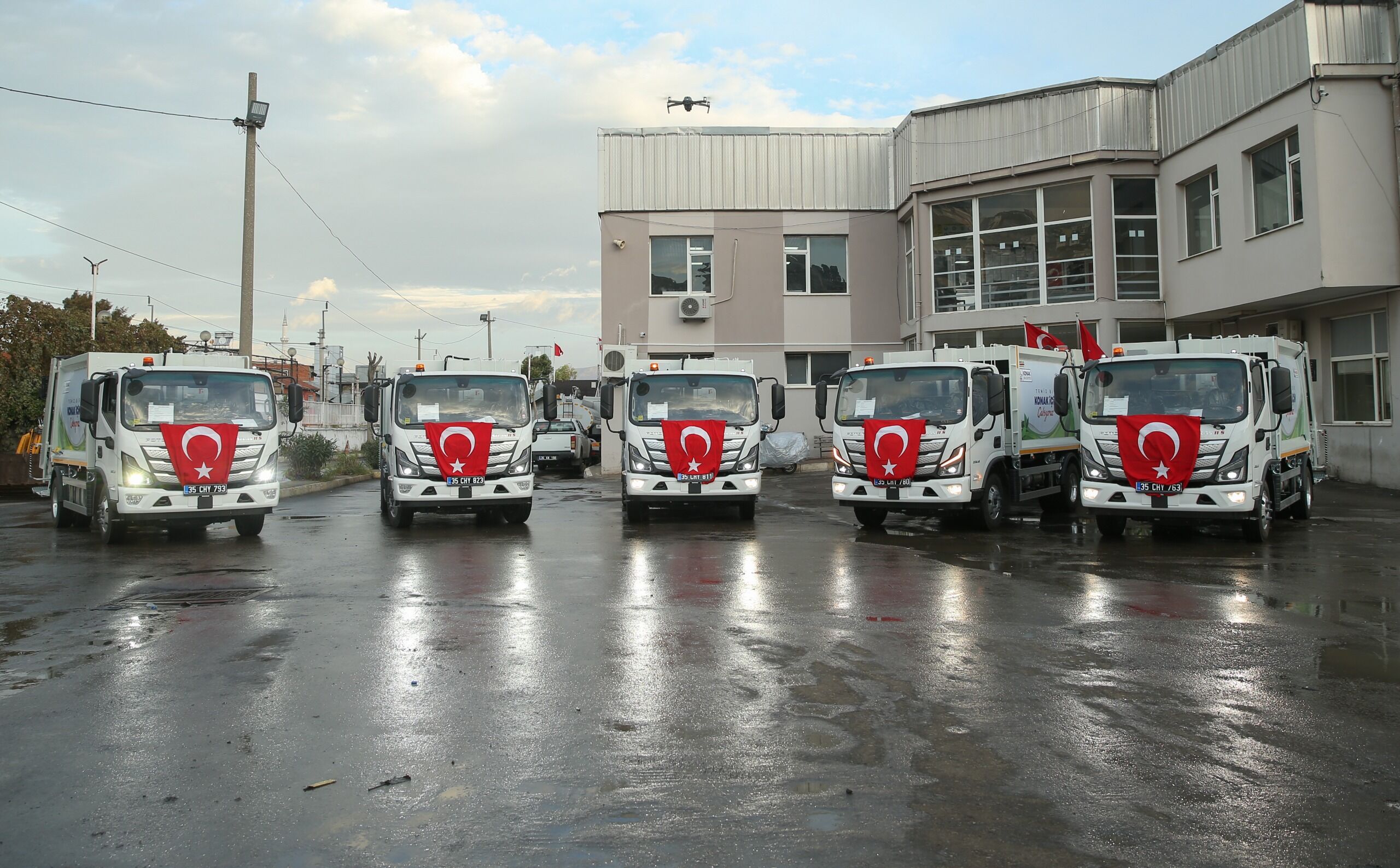 Konak Belediyesi’nde 5 Yeni Çöp Kamyonu Hizmete Girdi (2)