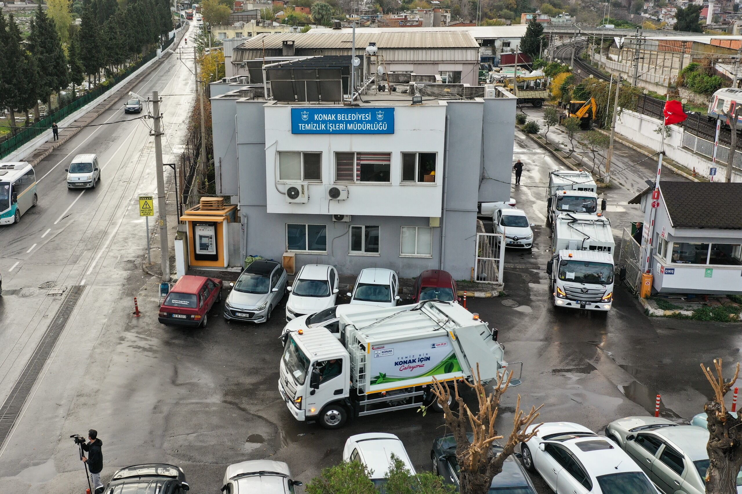 Konak Belediyesi’nde 5 Yeni Çöp Kamyonu Hizmete Girdi (3)