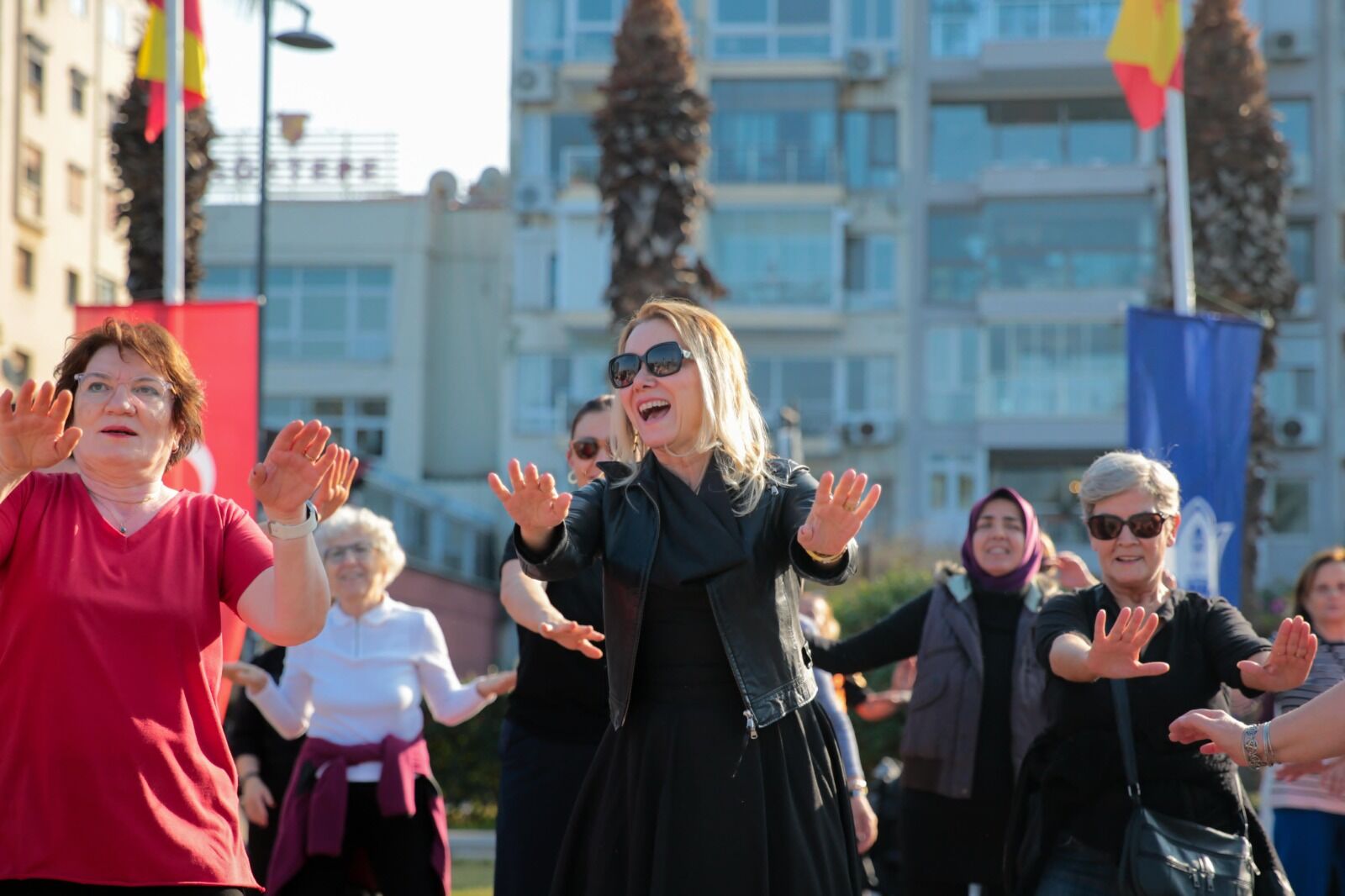 Konak Belediyesi’nden Kadınlara Açık Hava Zumba Etkinliği (4)