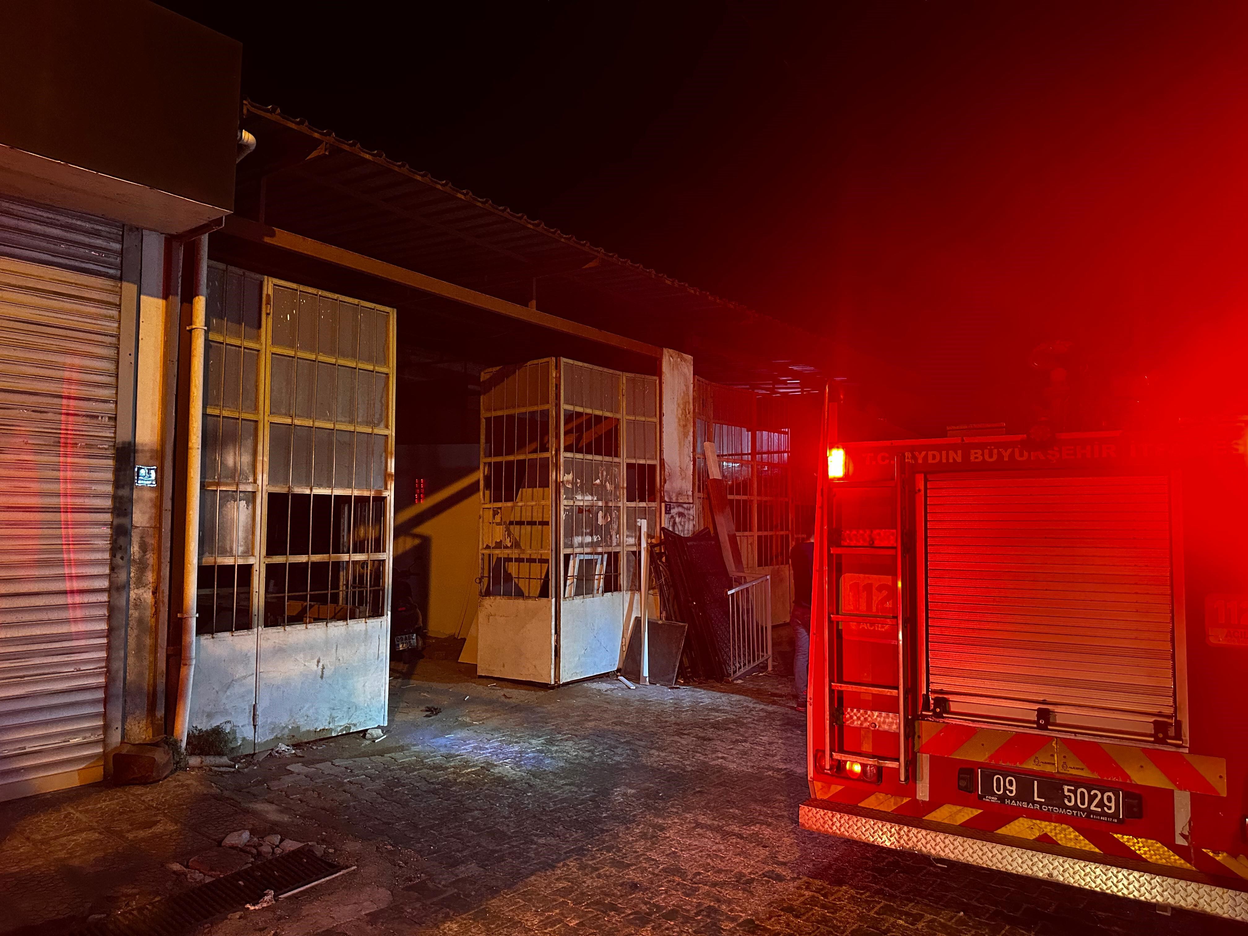 Kuşadası'nda Sobayı Tutuştururken Yangın Çıktı 2 Yaralı (2)