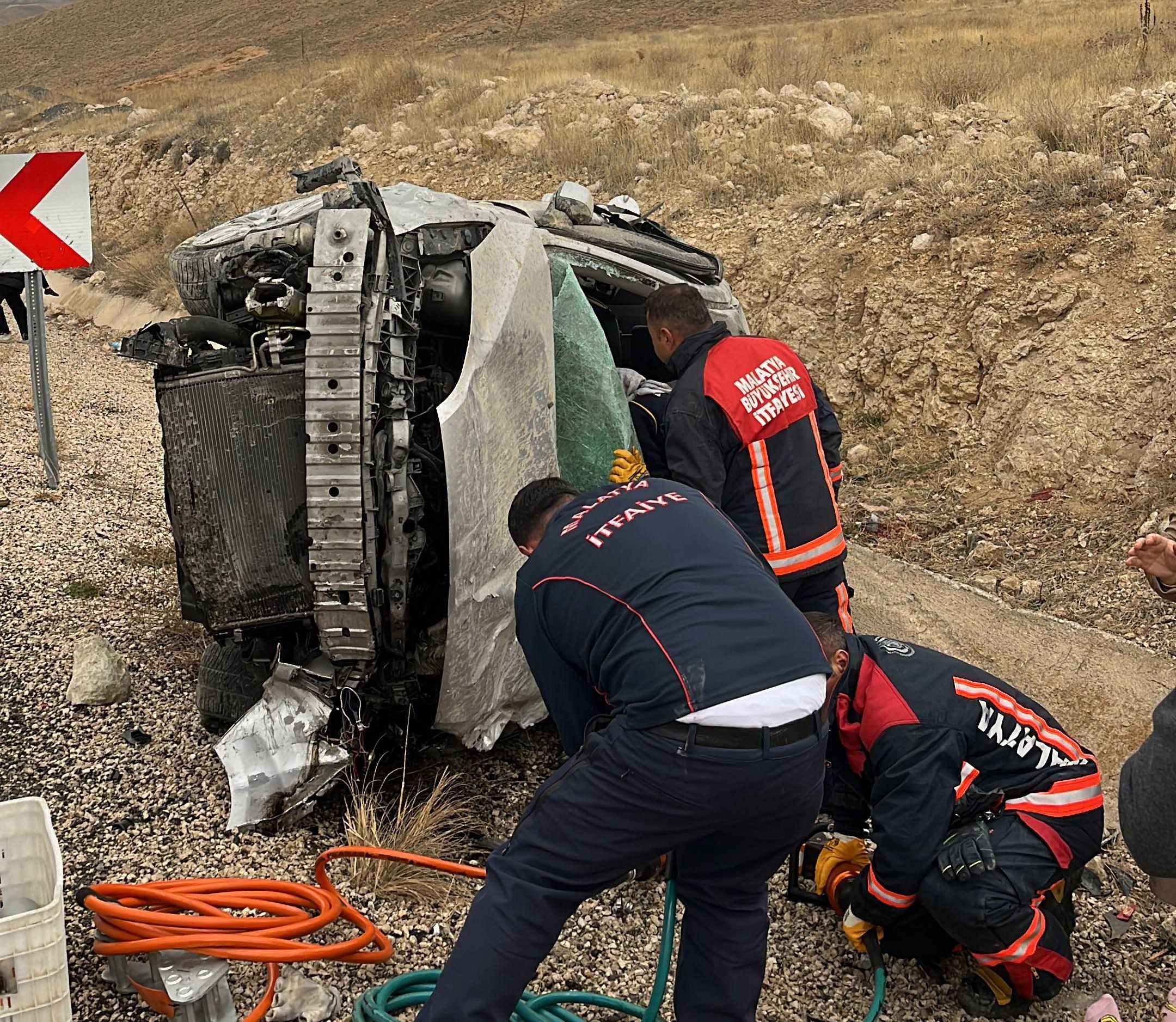 Malatya'da Otomobil Şarampole Devrildi 5 Kişi Yaralandı (2)