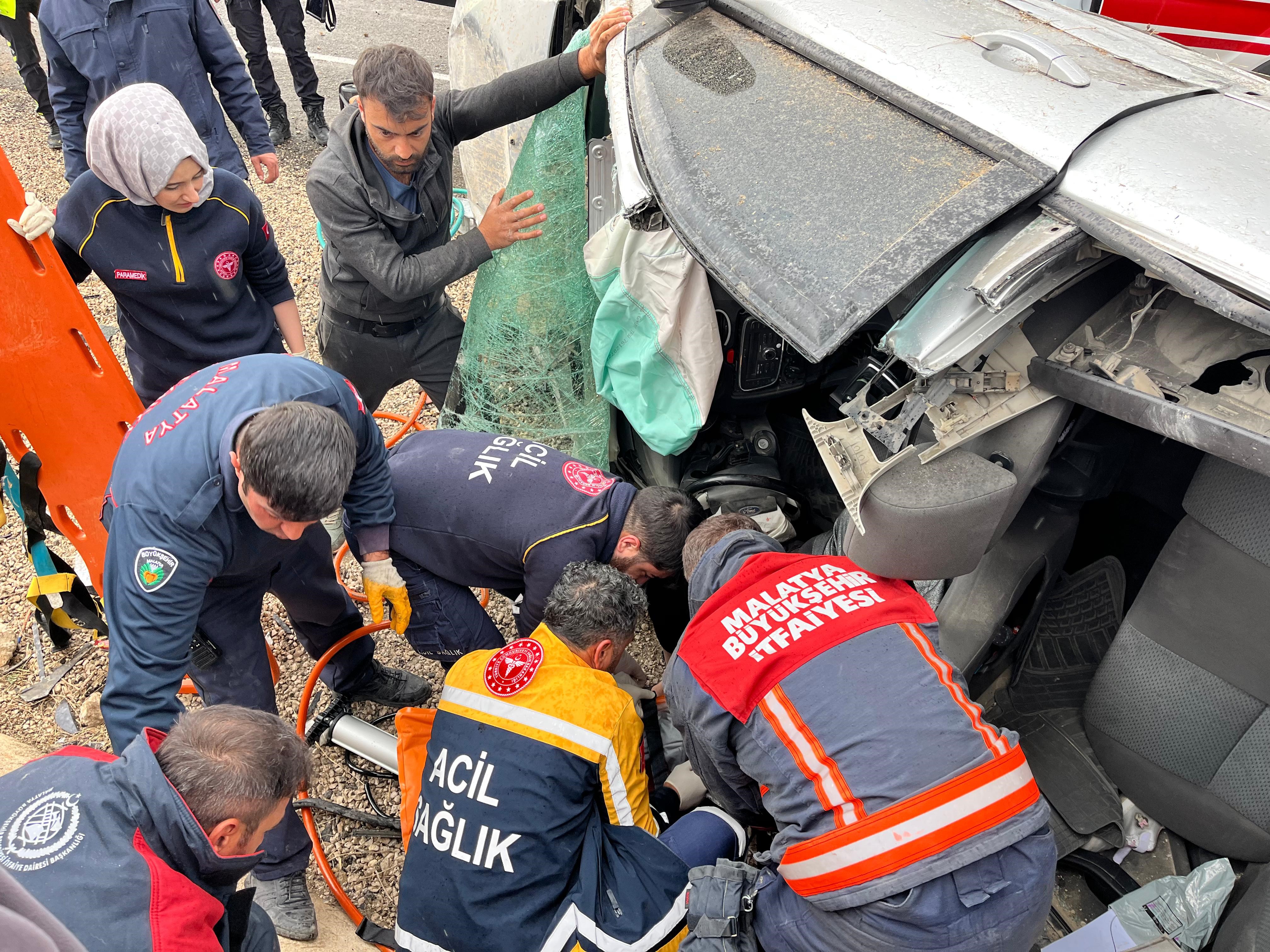 Malatya'da Otomobil Şarampole Devrildi 5 Kişi Yaralandı (3)