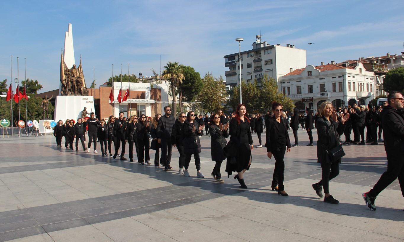 Manisa’da 10 Kasım’da 1938 Vatandaşla Dev Atatürk Imzası0