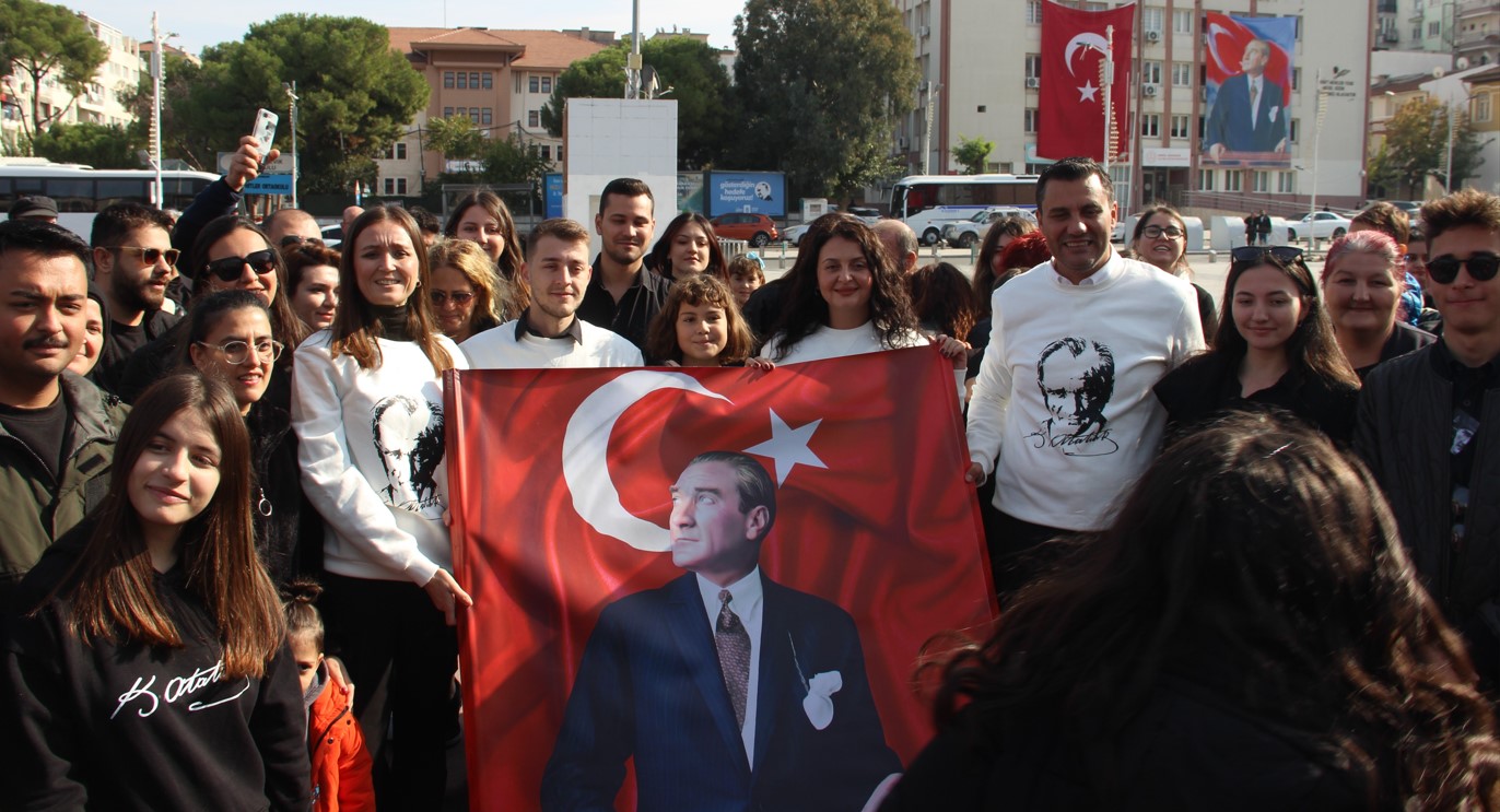 Manisa’da 10 Kasım’da 1938 Vatandaşla Dev Atatürk Imzası01