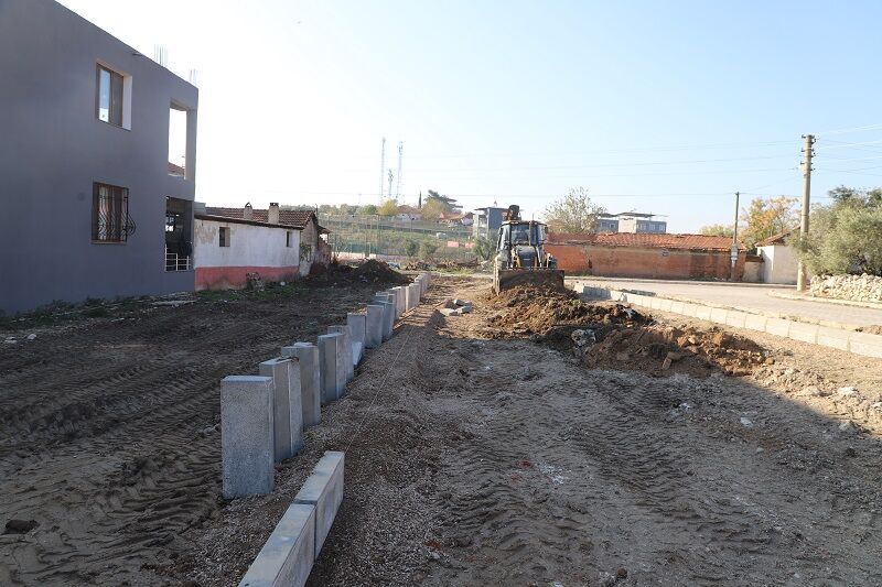 Menderes'te Yol Ve Yeşil Alan Çalışmaları Başladı (3)