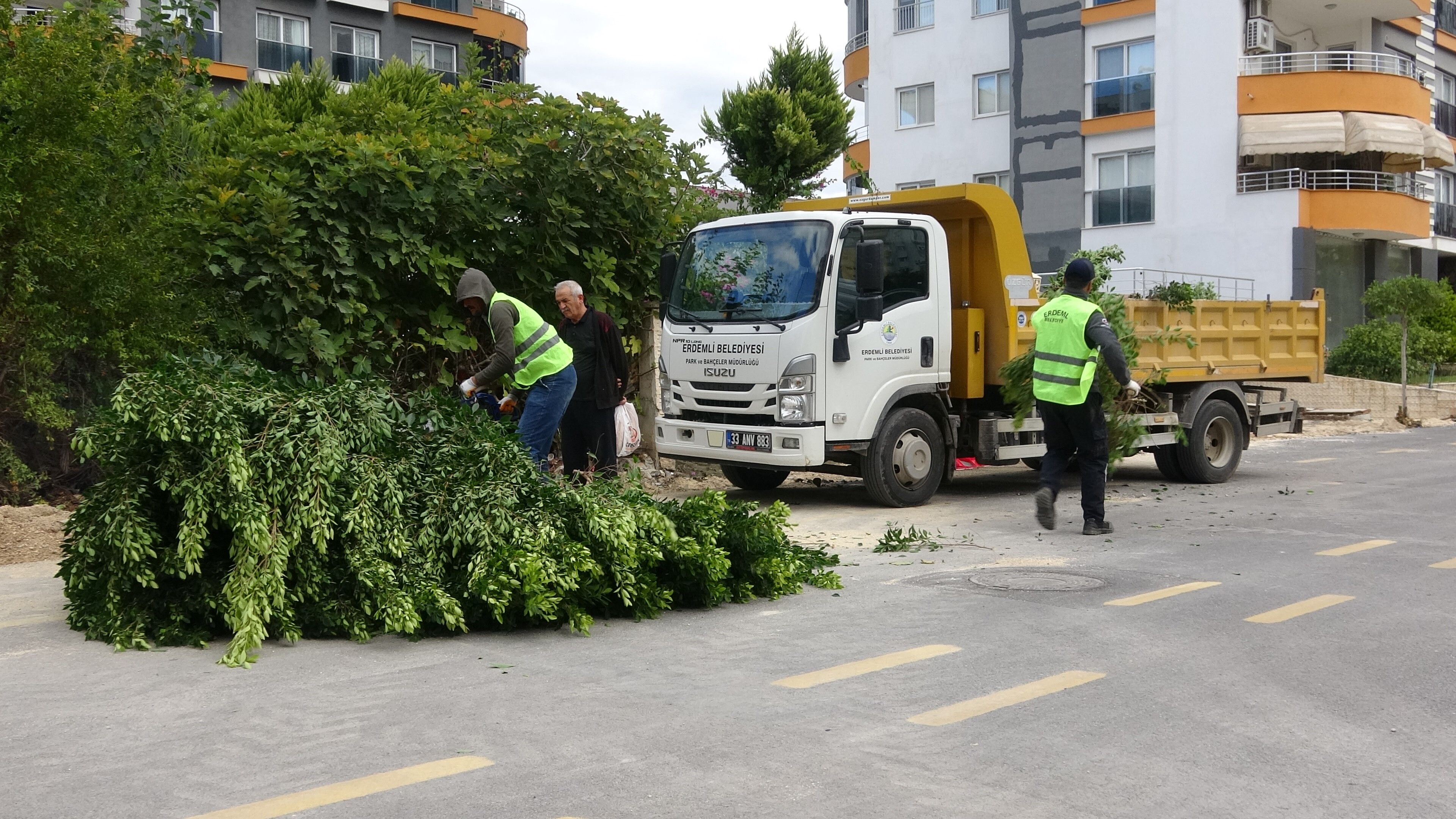 Mersin'de Fırtına Halı Sahayı Çökerterek Zarar Verdi (1)