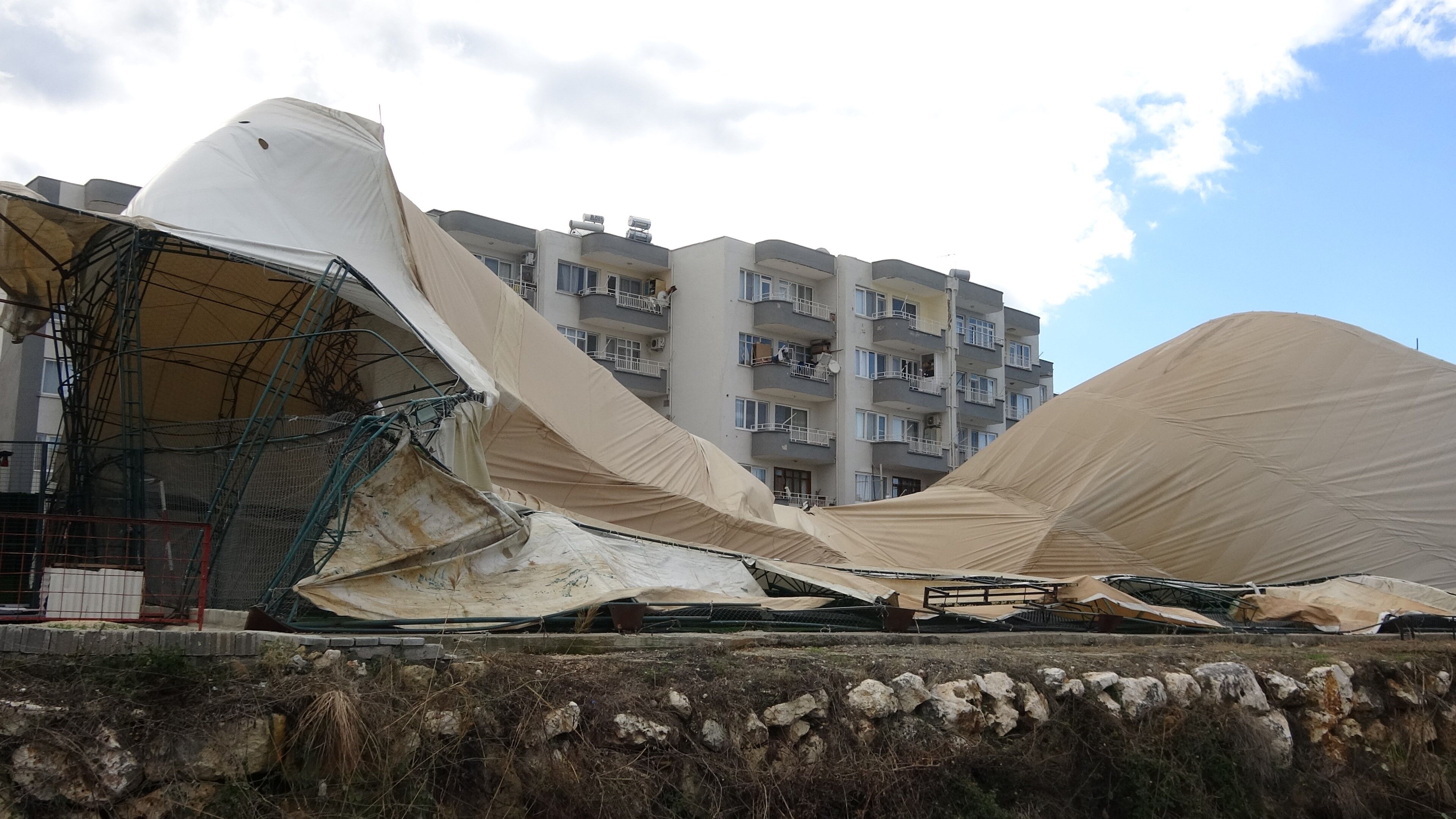 Mersin'de Fırtına Halı Sahayı Çökerterek Zarar Verdi (4)