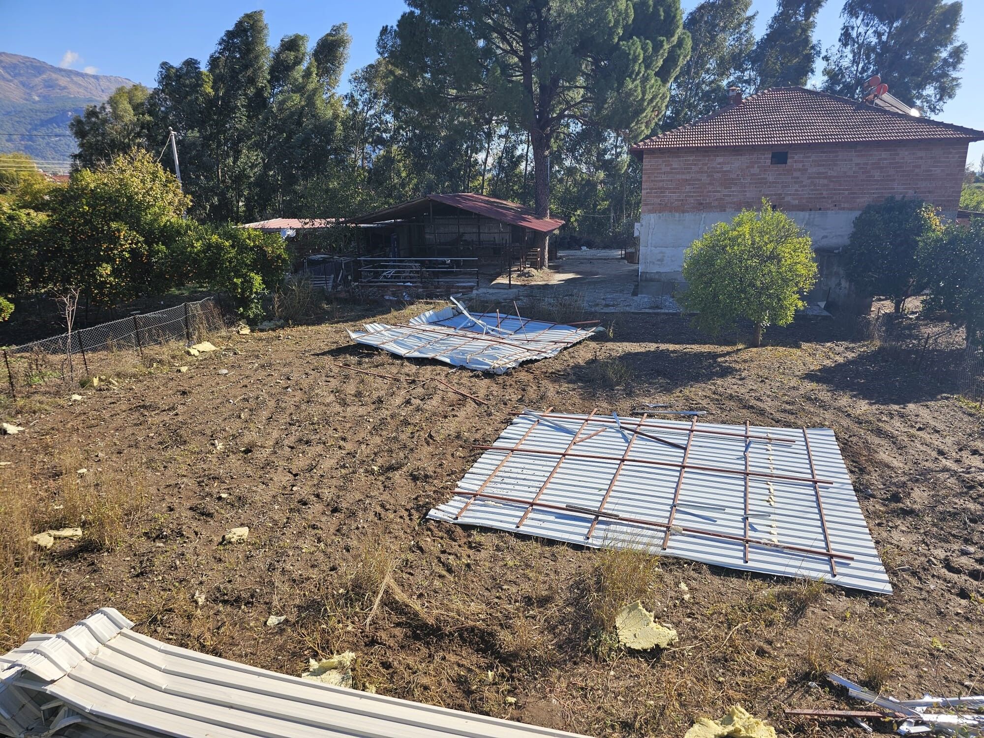 Muğla'da Şiddetli Rüzgar Çatı Uçurdu (3)
