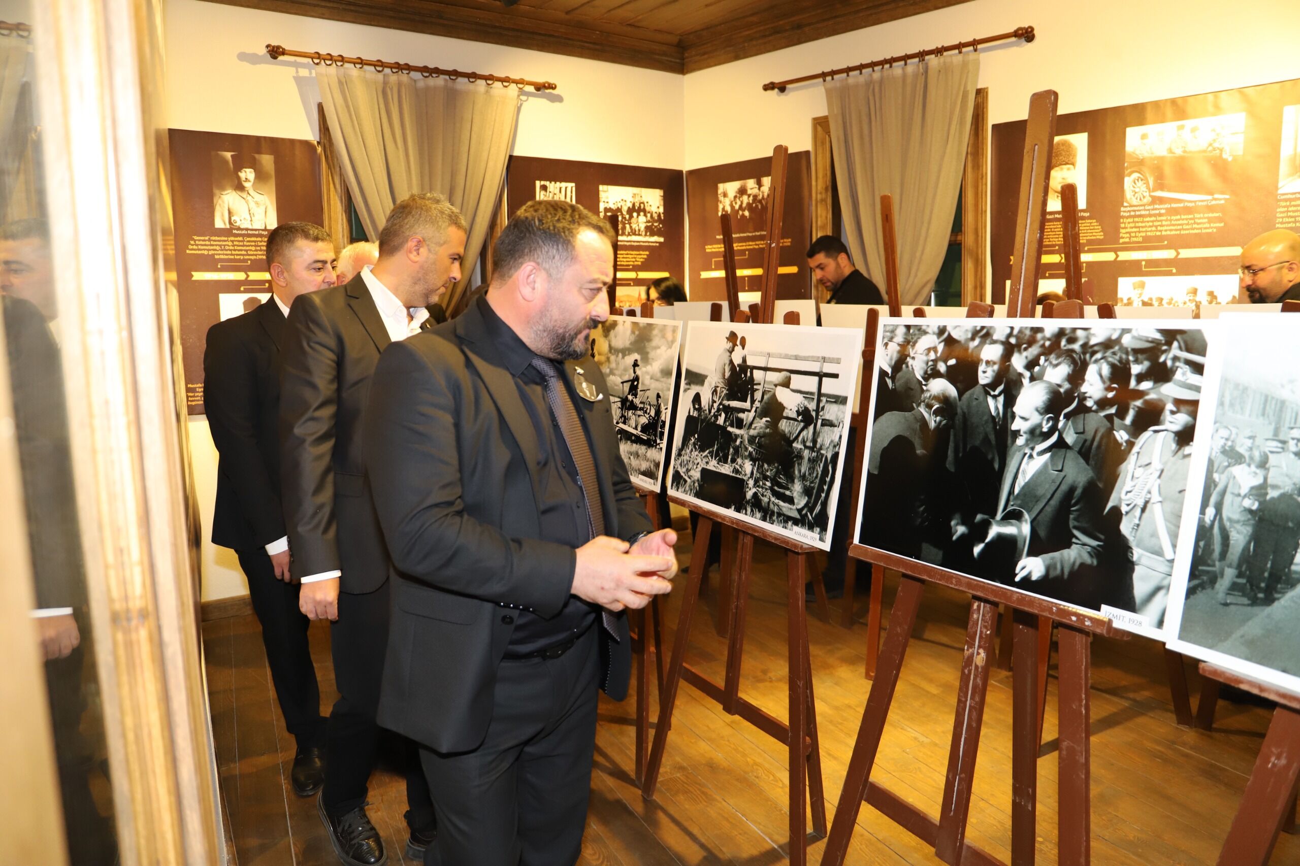 Ödemiş'te Atatürk’lü Yıllar Fotoğraf Sergisi Açıldı (1)