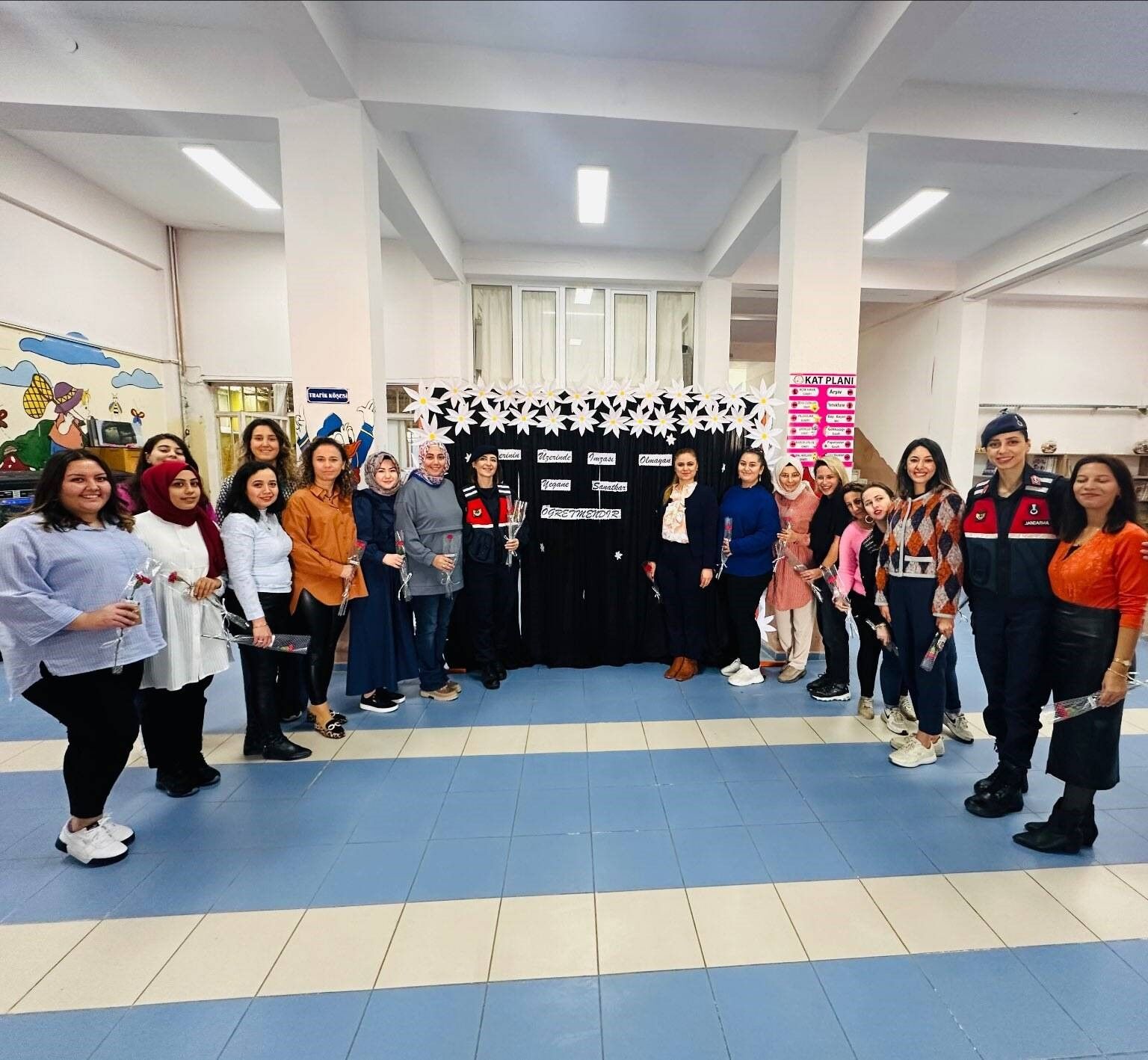 Öğretmenler Günü Kutlamasına Jandarma Ekiplerinden Anlamlı Ziyaret (2)