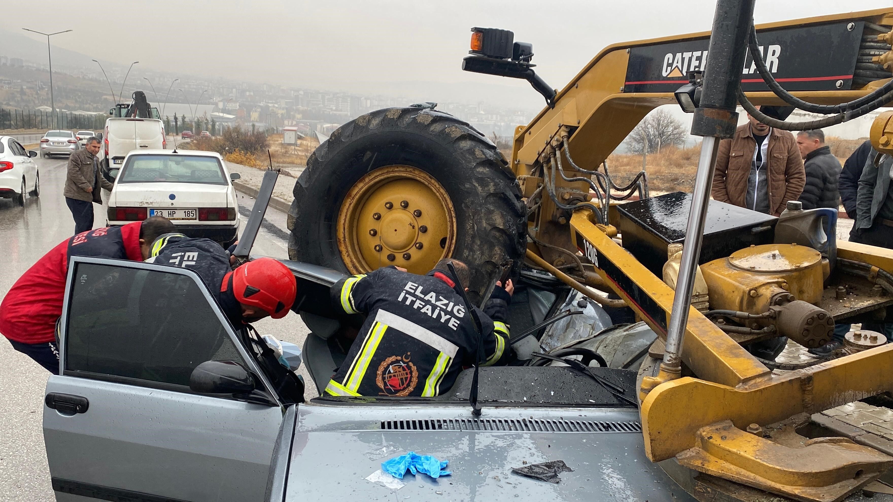 Otomobil Greyderin Altına Girdi, Sürücü Hayatını Kaybetti (4)