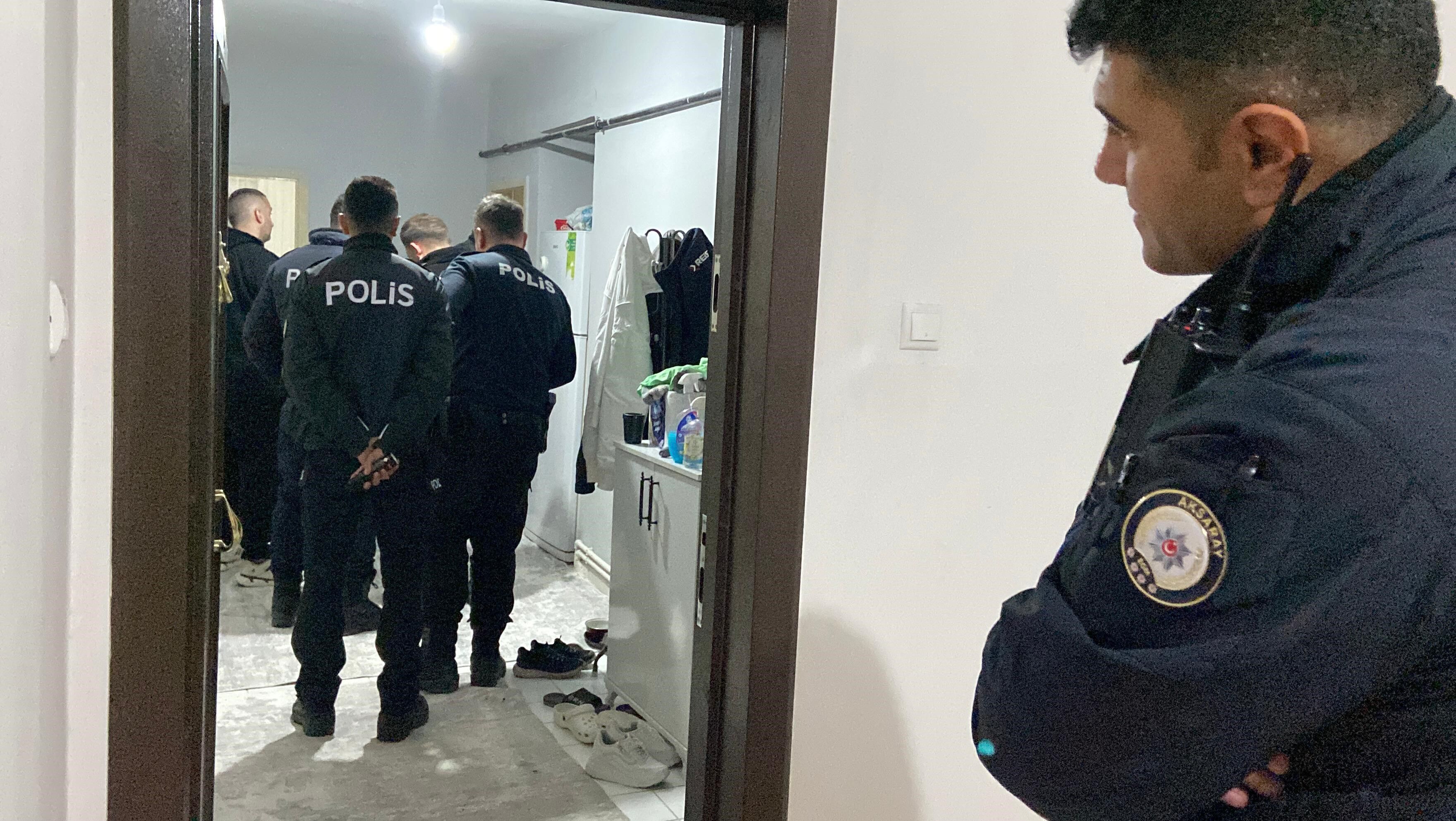 Sinir Krizi Geçiren Genç Annesine Bıçak Çekip Eşyaları Parçaladı (2)