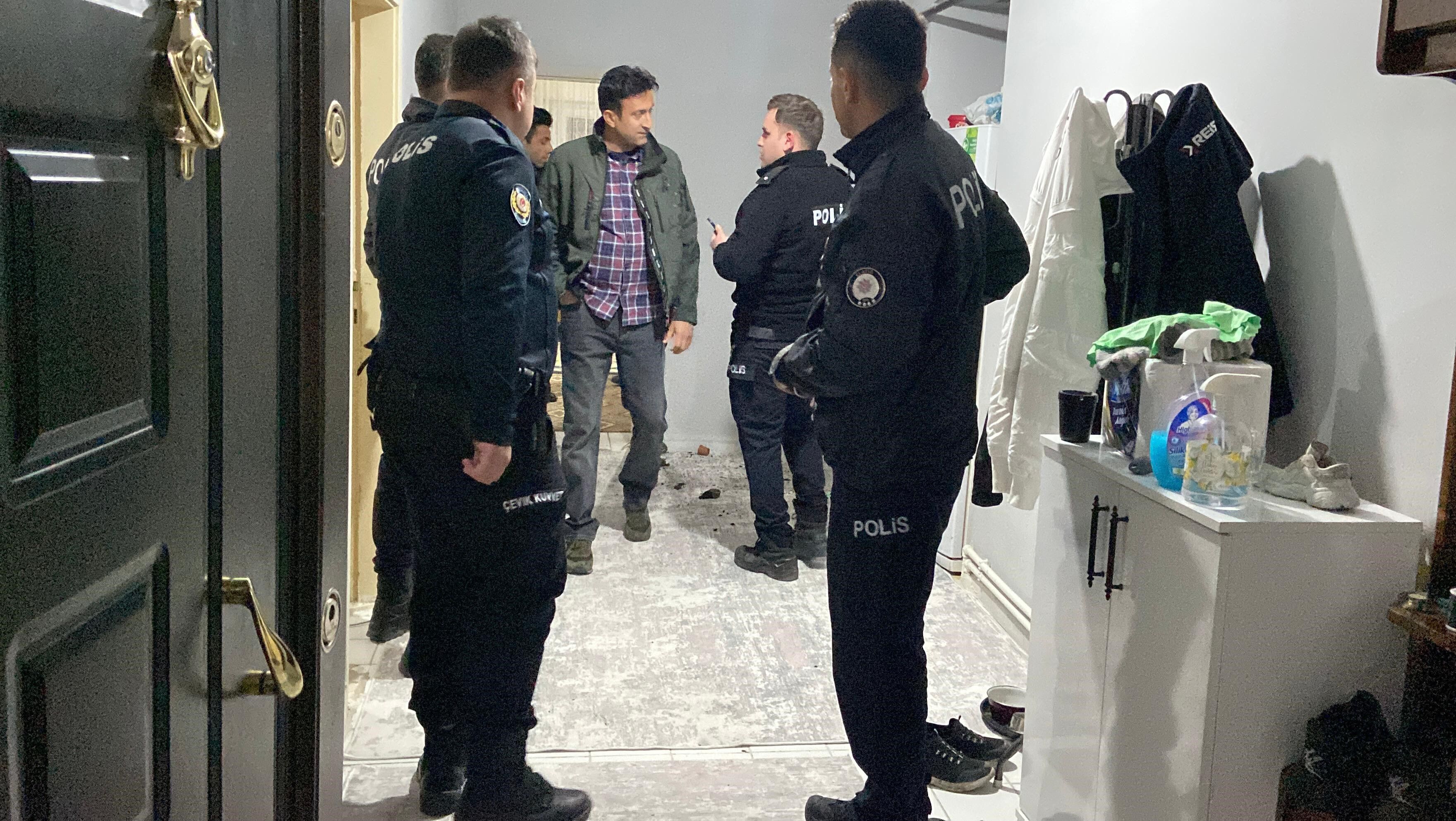 Sinir Krizi Geçiren Genç Annesine Bıçak Çekip Eşyaları Parçaladı (3)