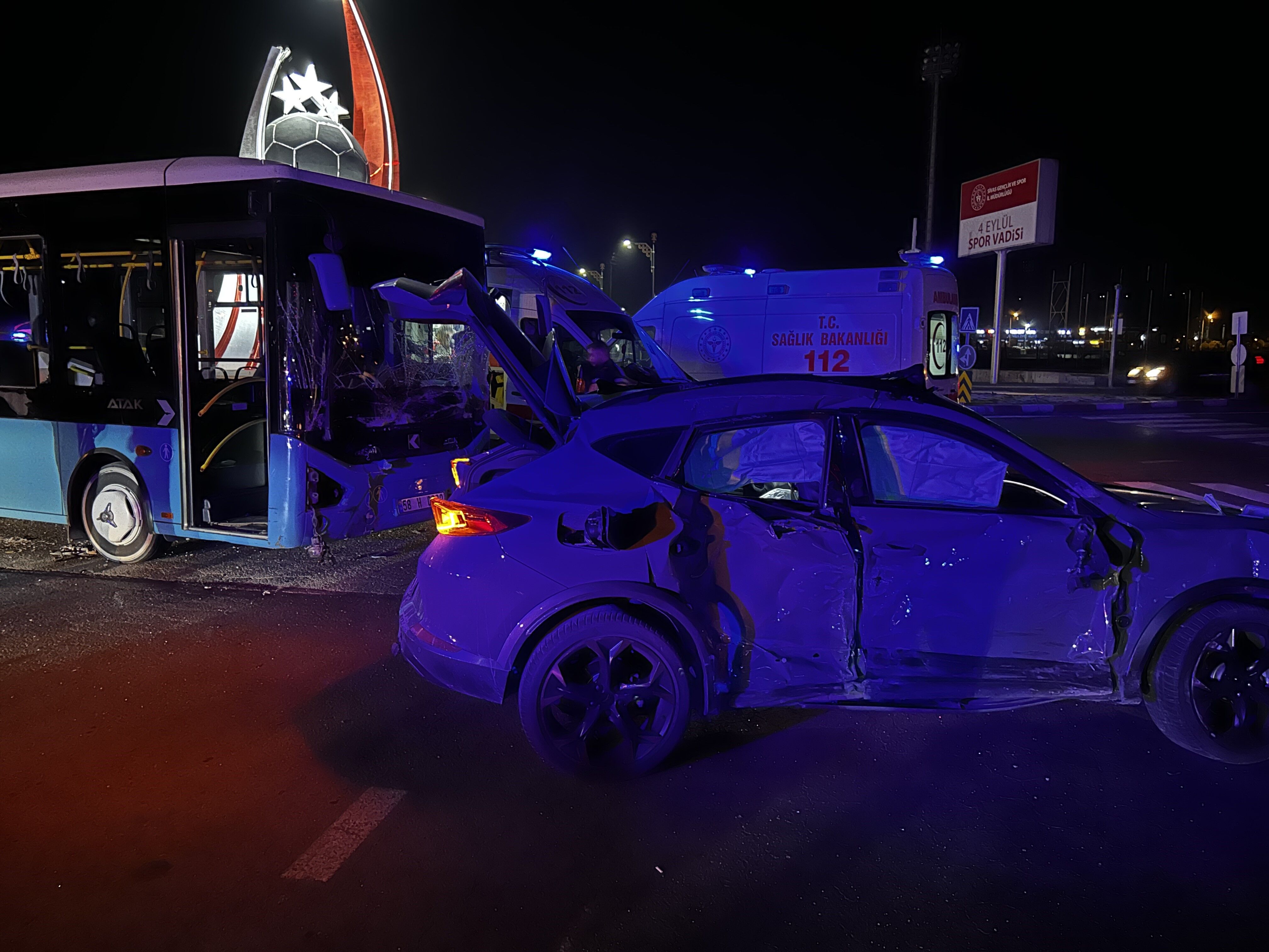 Sivas’ta Otomobil Ve Halk Otobüsü Çarpıştı 2'Si Çocuk 9 Yaralı1