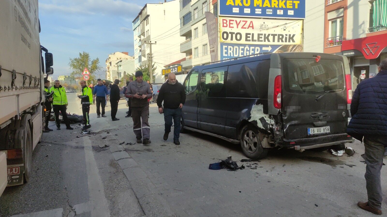 Tek Teker Üzerinde Giden Motosiklet Kontrolden Çıktı 1 Ağır Yaralı (3)