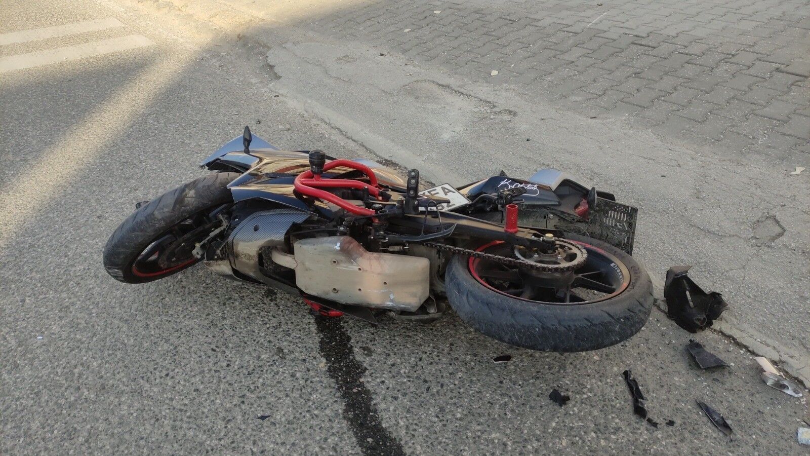 Tek Teker Üzerinde Giden Motosiklet Kontrolden Çıktı 1 Ağır Yaralı (4)