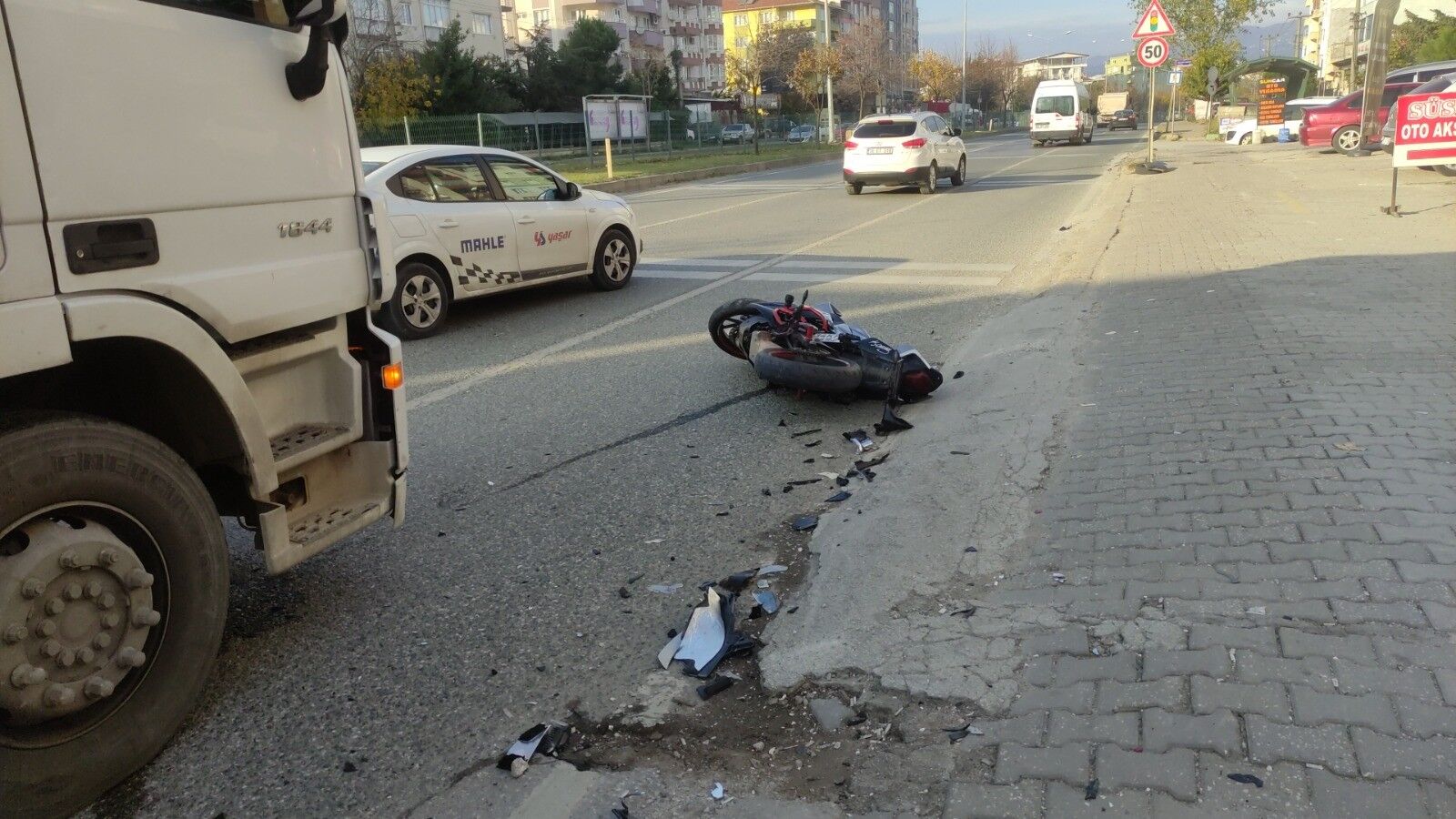 Tek Teker Üzerinde Giden Motosiklet Kontrolden Çıktı 1 Ağır Yaralı (5)