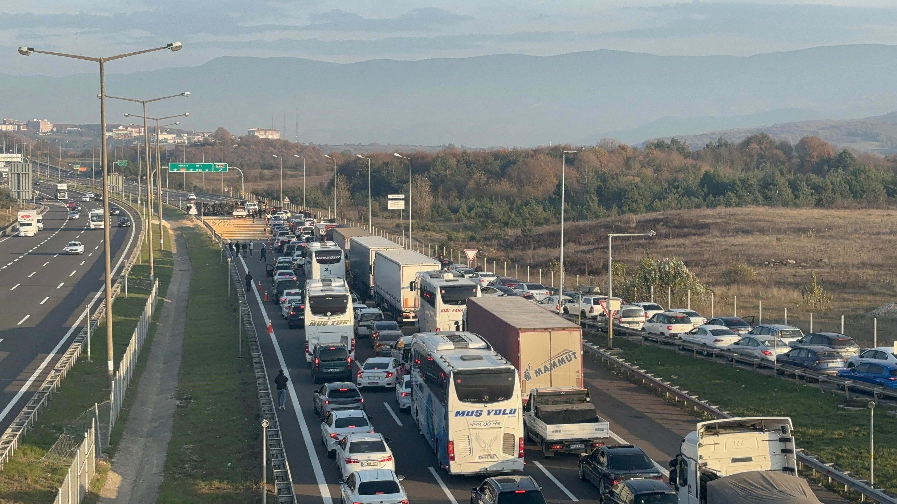 Tem Otoyolu Bolu Geçişinde Mısır Yüklü Tır Devrildi (5)
