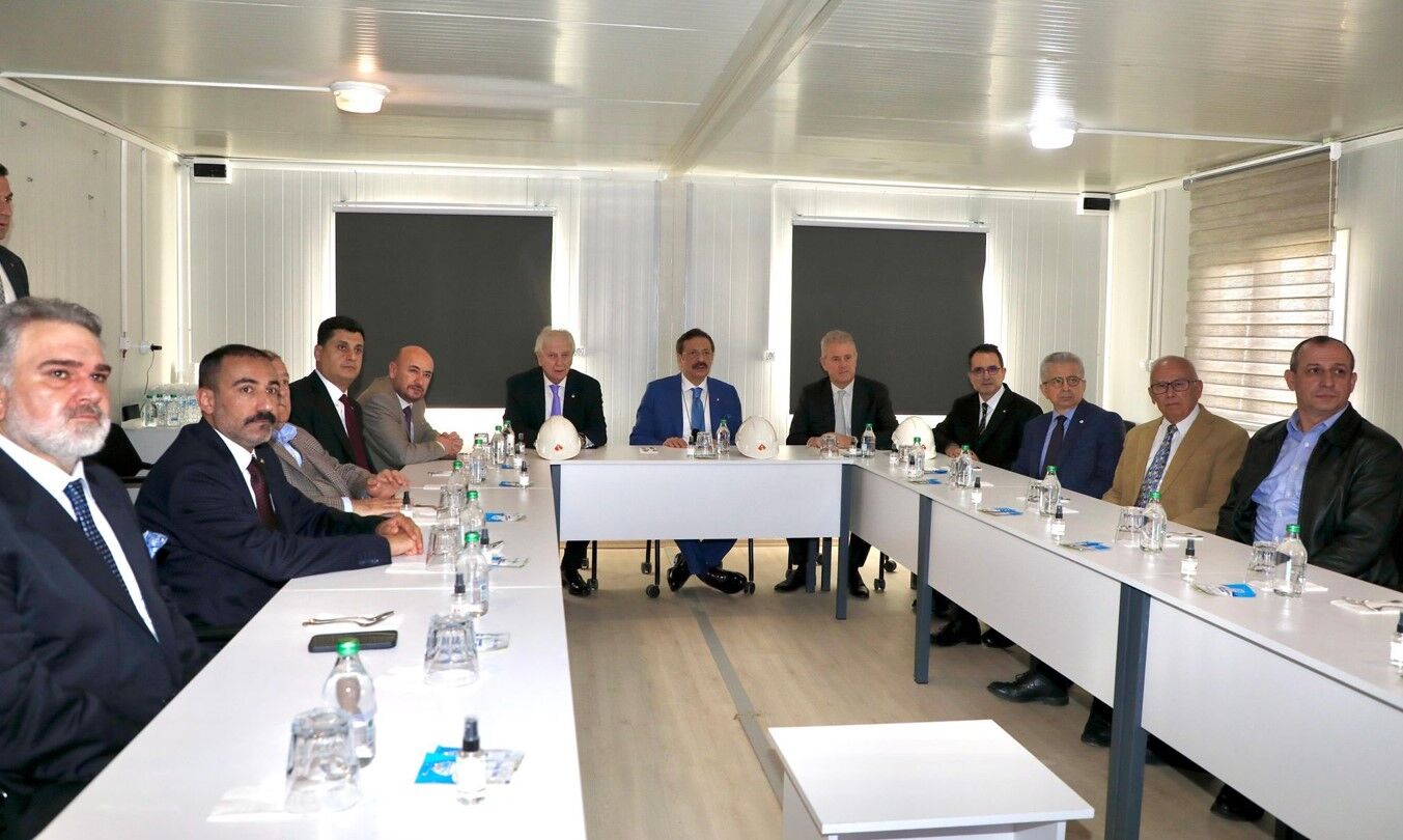 Tobb Başkanı Hisarcıklıoğlu, İeü Güzelbahçe Kampüsü Inşaatını Inceledi01