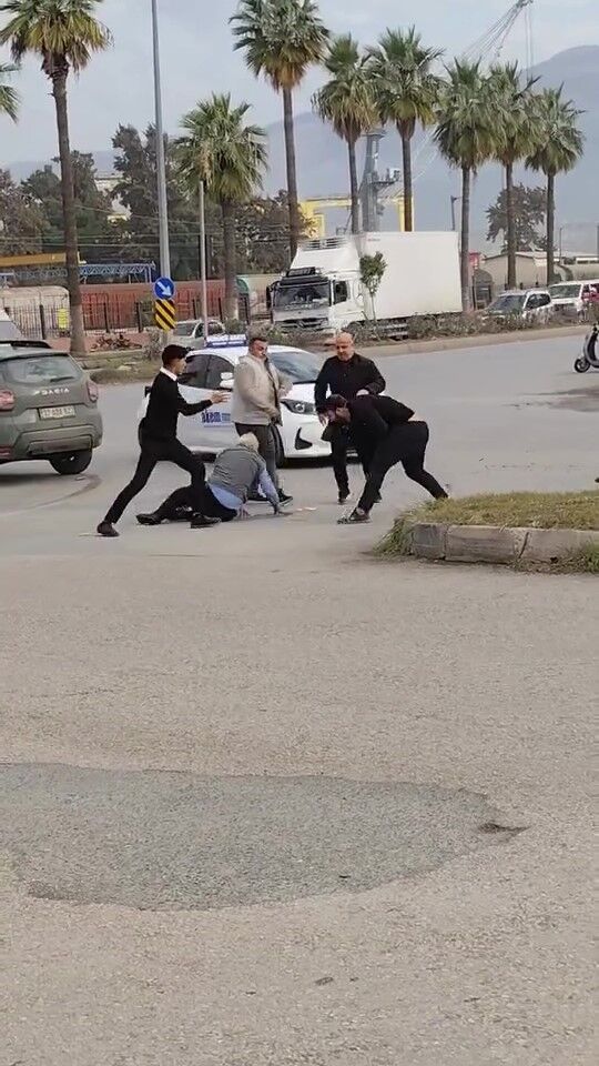 Trafik Kavgasında Süpürgeyi Kavga Ettiği Adamın Üzerinde Kırdı (2)