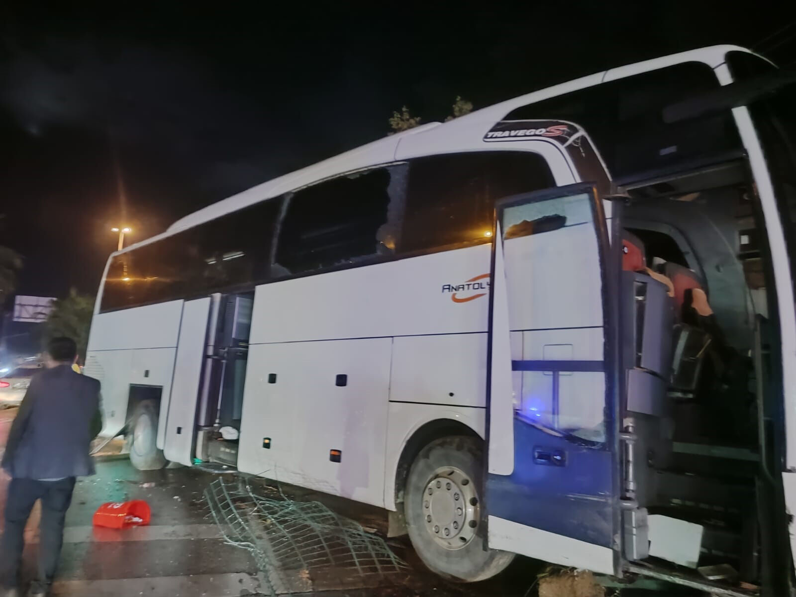 Tur Otobüsü Otomobili Sürükleyip Karşı Şeride Geçti 1 Ölü (1)
