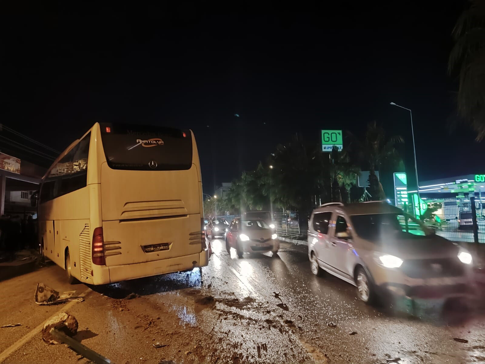 Tur Otobüsü Otomobili Sürükleyip Karşı Şeride Geçti 1 Ölü (2)