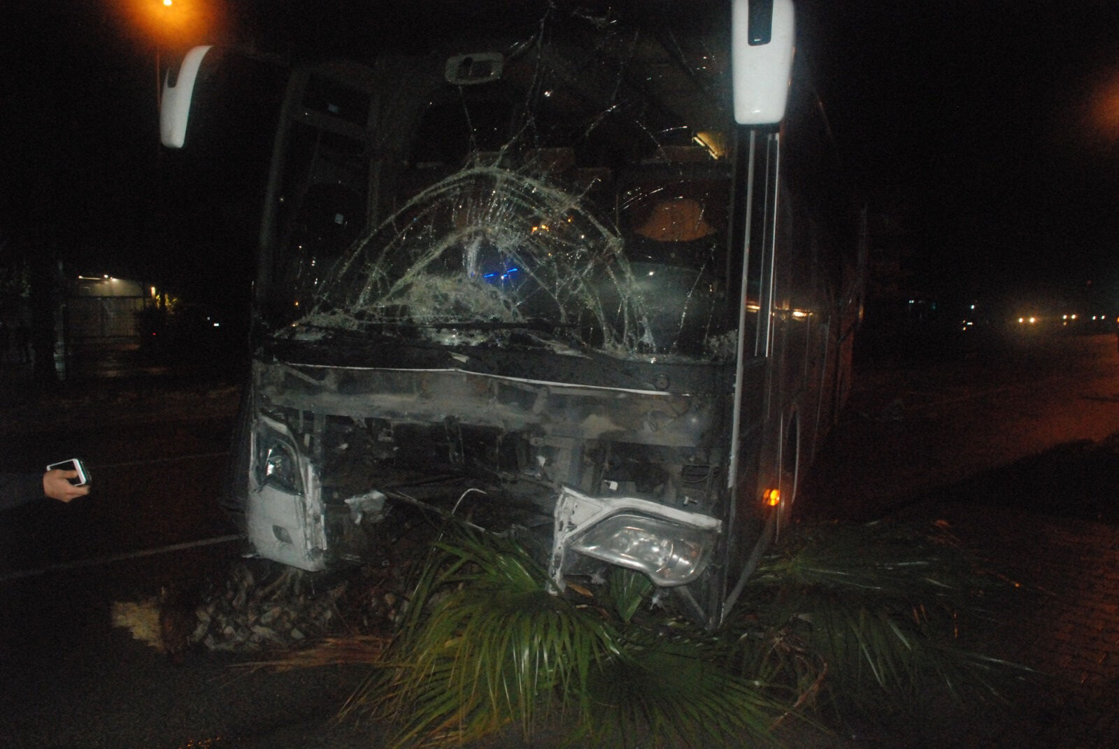 Tur Otobüsü Otomobili Sürükleyip Karşı Şeride Geçti 1 Ölü (3)
