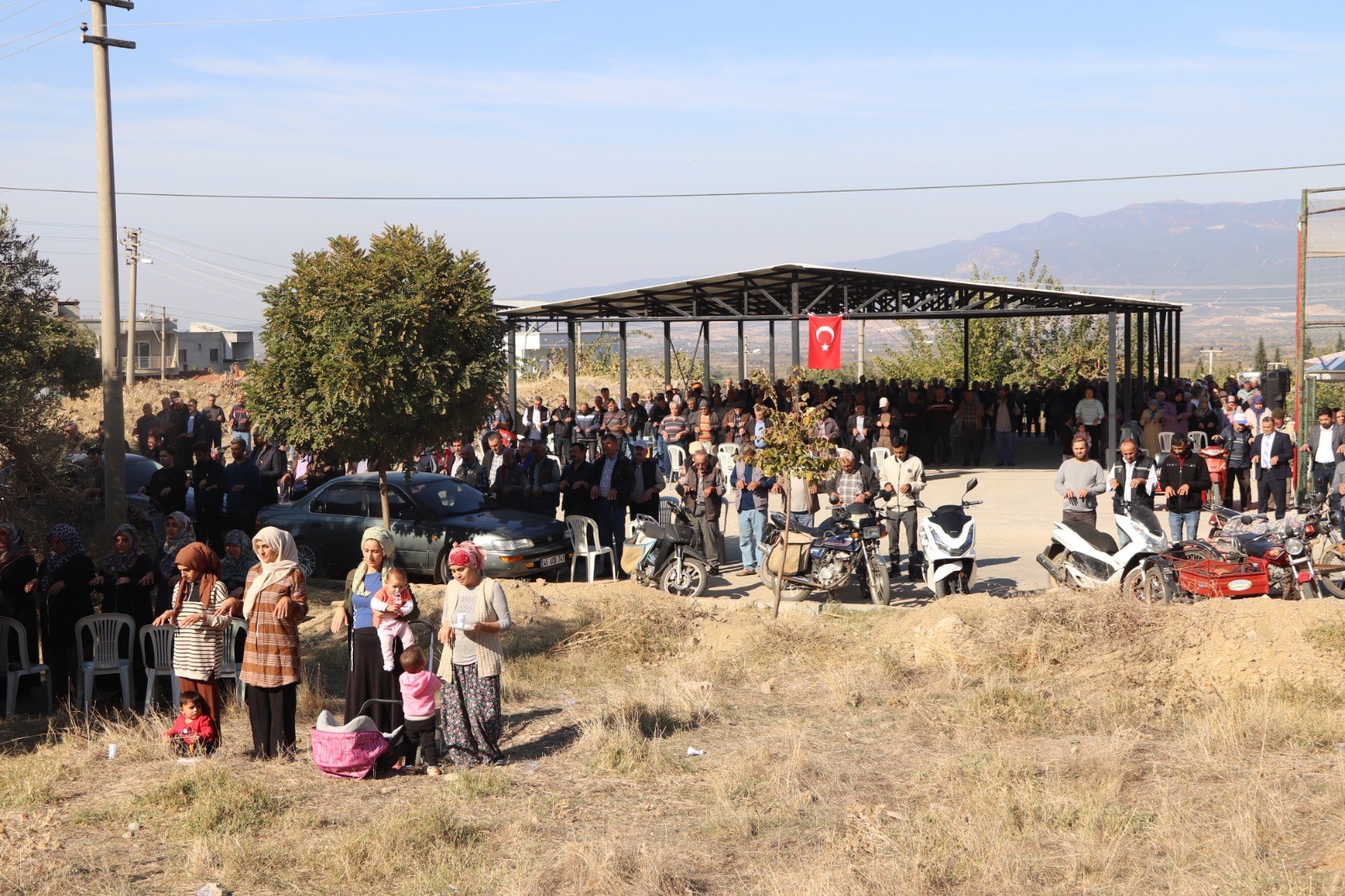 Turgutlu'da Vatandaşlar Umutla Gökyüzüne El Açtı (1)