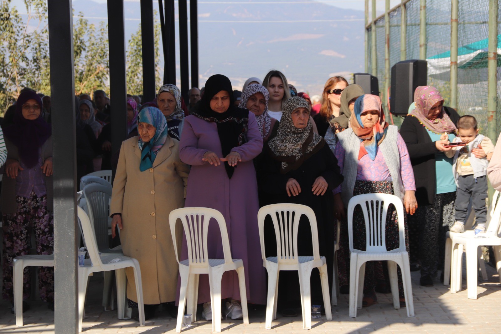 Turgutlu'da Vatandaşlar Umutla Gökyüzüne El Açtı (4)