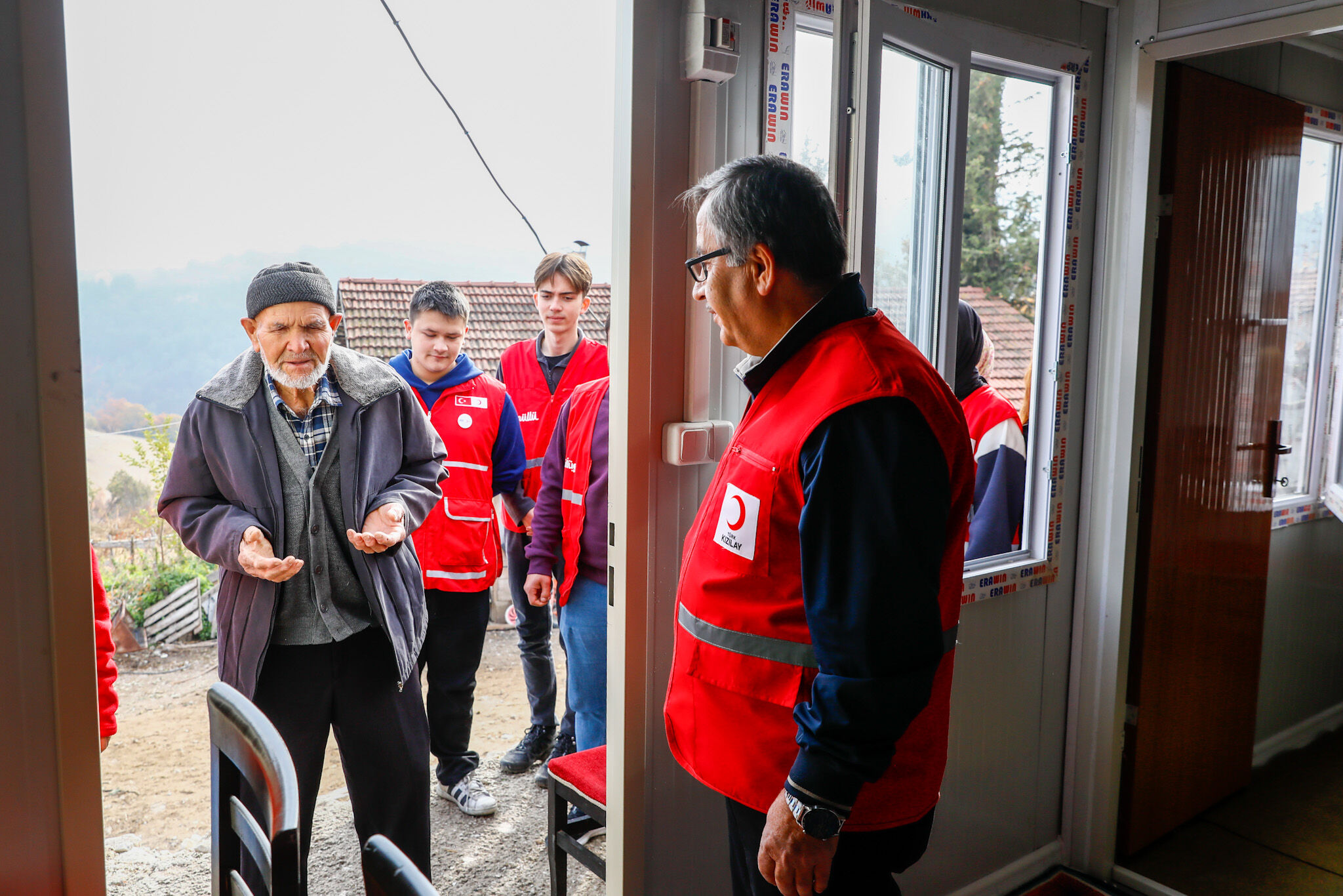 Türk Kızılay’ı Ali Amcayı Sıcak Bir Yuvaya Kavuşturdu (3)
