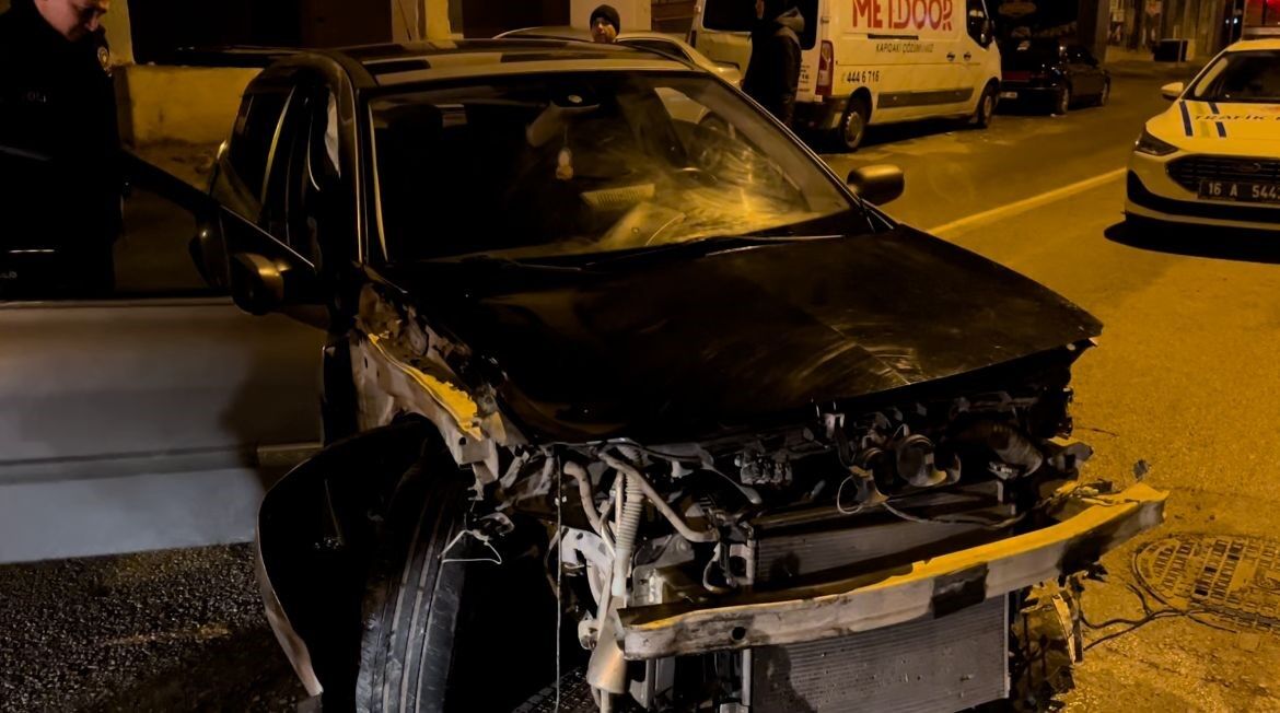 Üç Otomobili Pert Ederek Olay Yerinden Kaçtı (1)