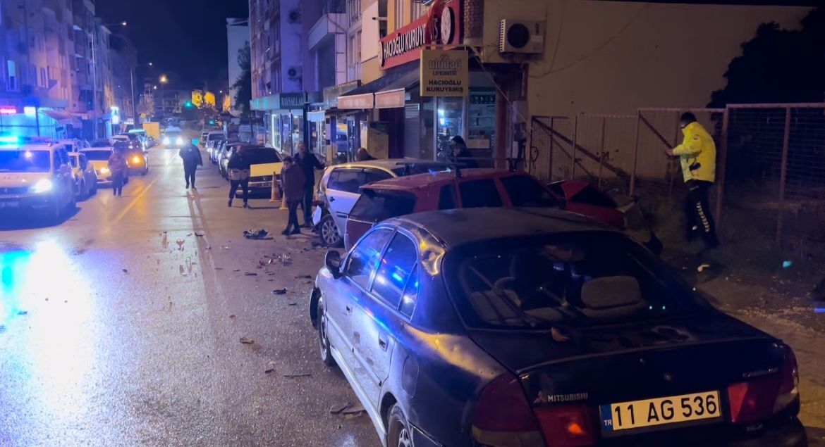 Üç Otomobili Pert Ederek Olay Yerinden Kaçtı (3)