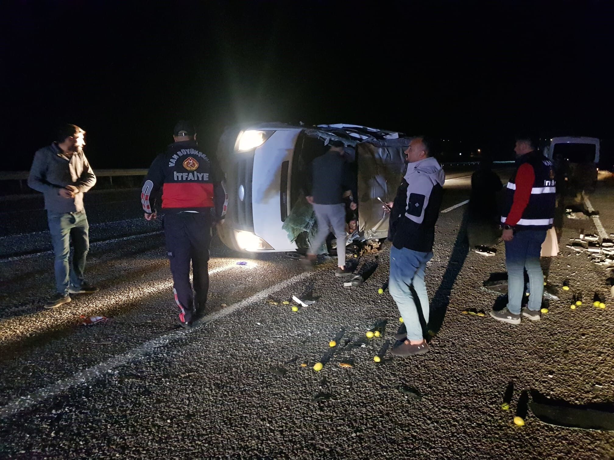 Van Edremit’te Korkutan Kaza Minibüs Kontrolden Çıktı