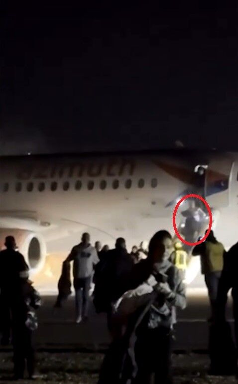 Yanan Uçakta Panik Anları Yolcuların Tahliyesi Sinema Sahnesini Aratmadı (3)
