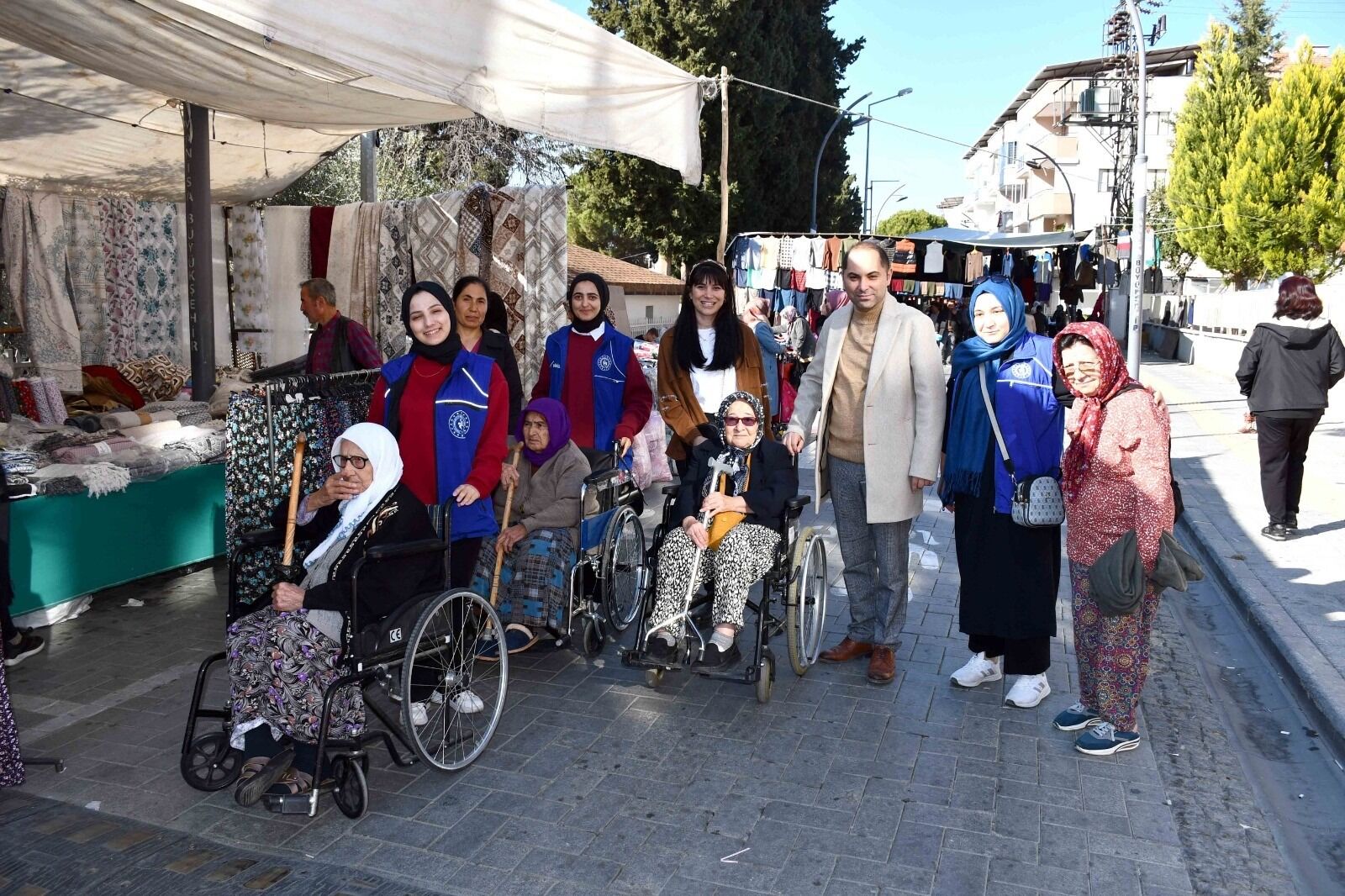 Yaşlılar Ve Öğrenciler Gördes Pazarı'nda Buluştu (1)