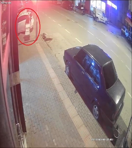 Yoldan Aldığı Tabela Ile Dükkanın Camlarını Kırdı (2)