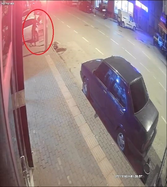 Yoldan Aldığı Tabela Ile Dükkanın Camlarını Kırdı (4)